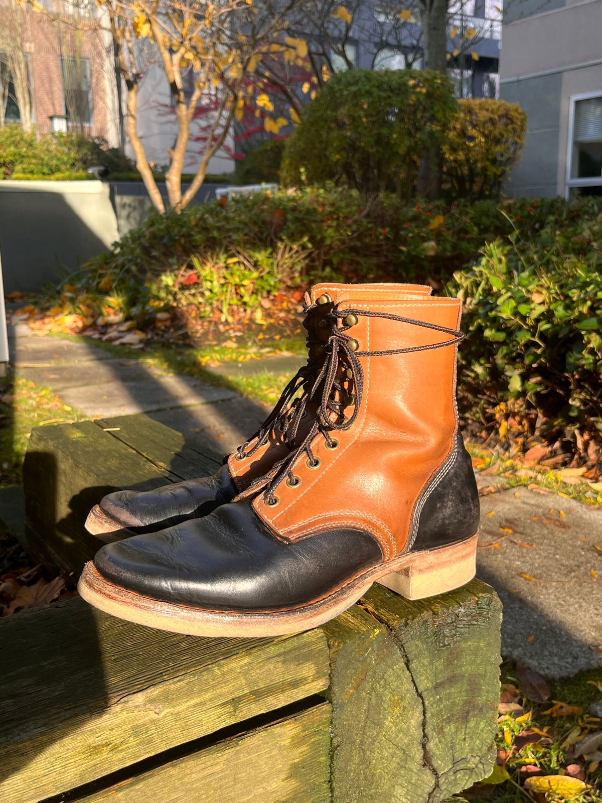 Photo by Momo on November 2, 2025 of the Akito Boondockers in Horween Black Chromexcel & Unknown Natural Veg Tan.