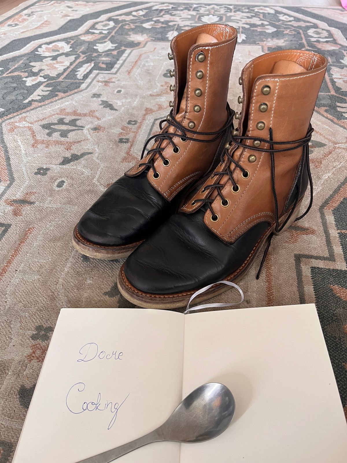 Photo by Momo on November 2, 2025 of the Akito Boondockers in Horween Black Chromexcel & Unknown Natural Veg Tan.