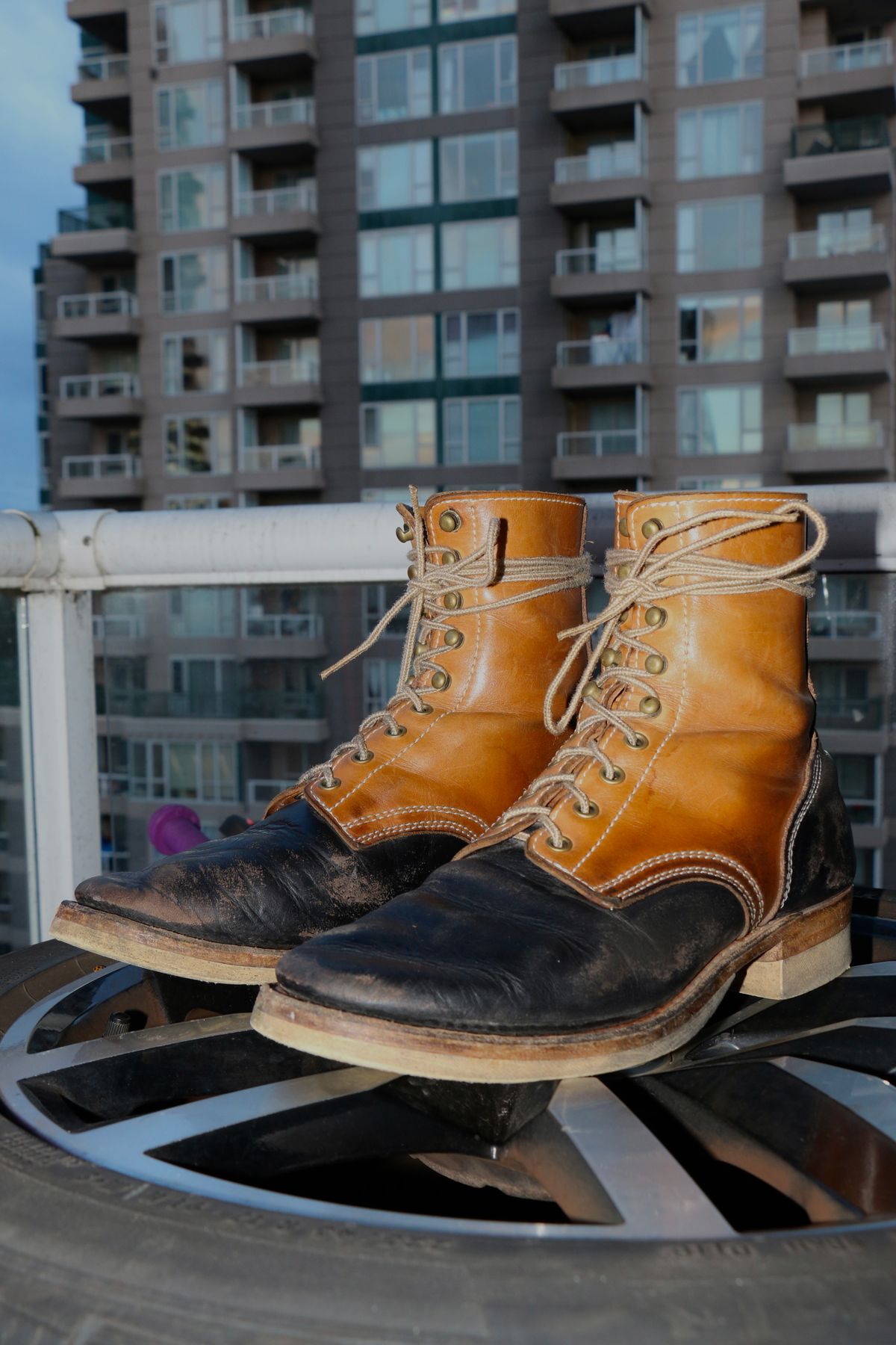Photo by Momo on February 18, 2026 of the Akito Boondockers in Horween Black Chromexcel & Unknown Natural Veg Tan.
