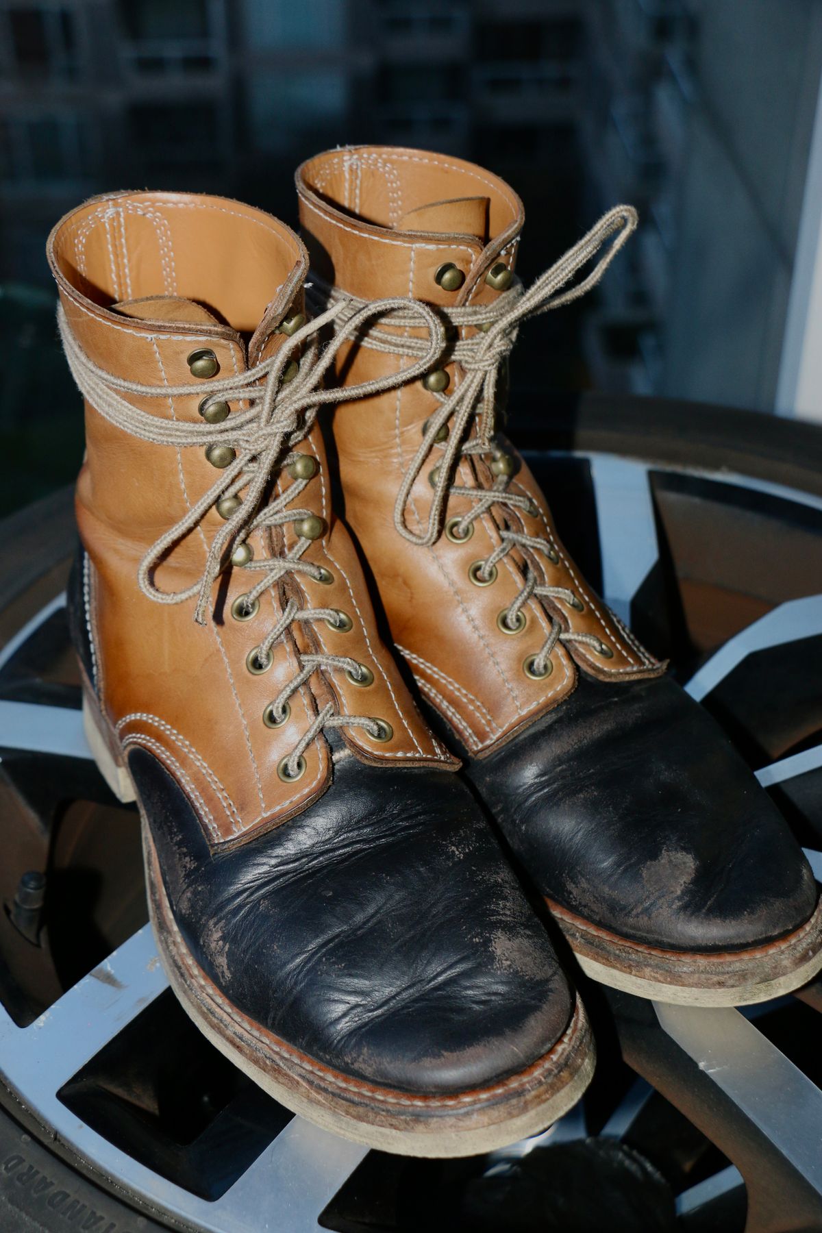 Photo by Momo on February 18, 2026 of the Akito Boondockers in Horween Black Chromexcel & Unknown Natural Veg Tan.