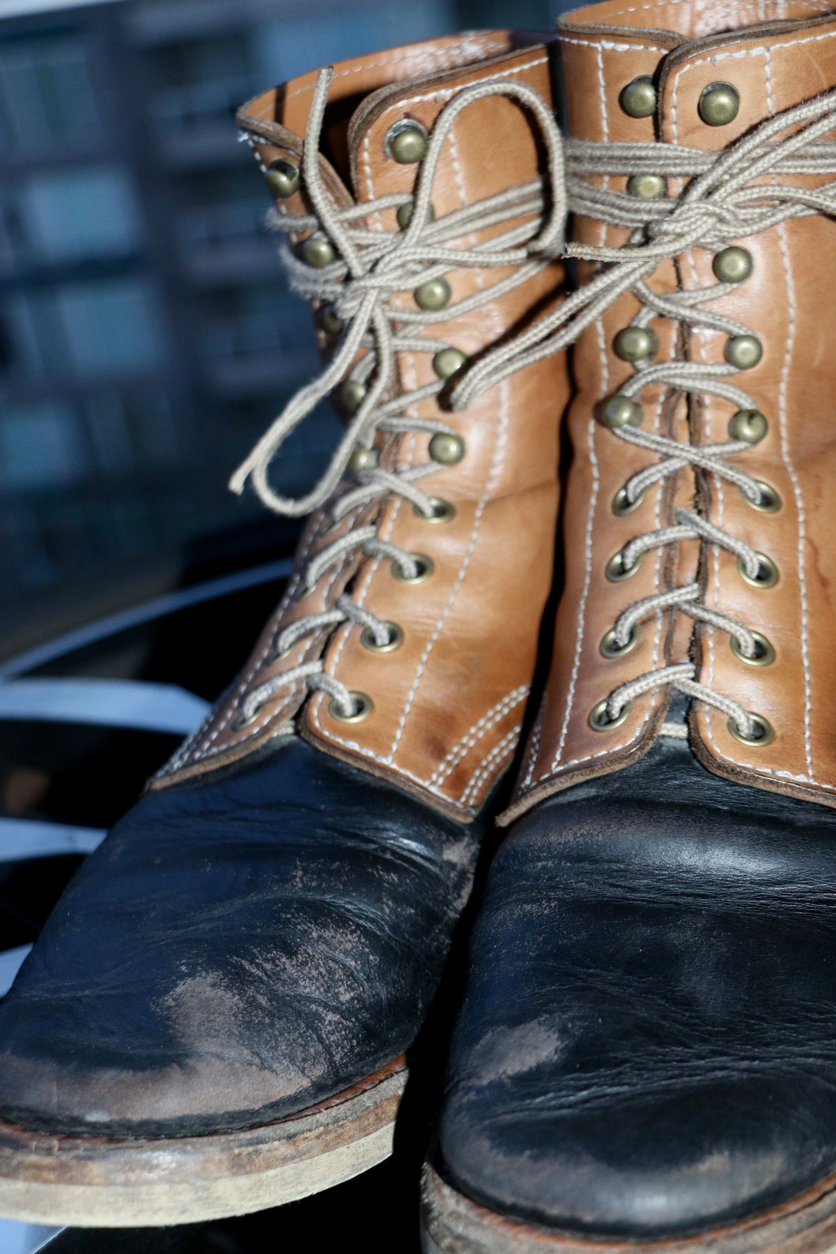Photo by Momo on February 18, 2026 of the Akito Boondockers in Horween Black Chromexcel & Unknown Natural Veg Tan.