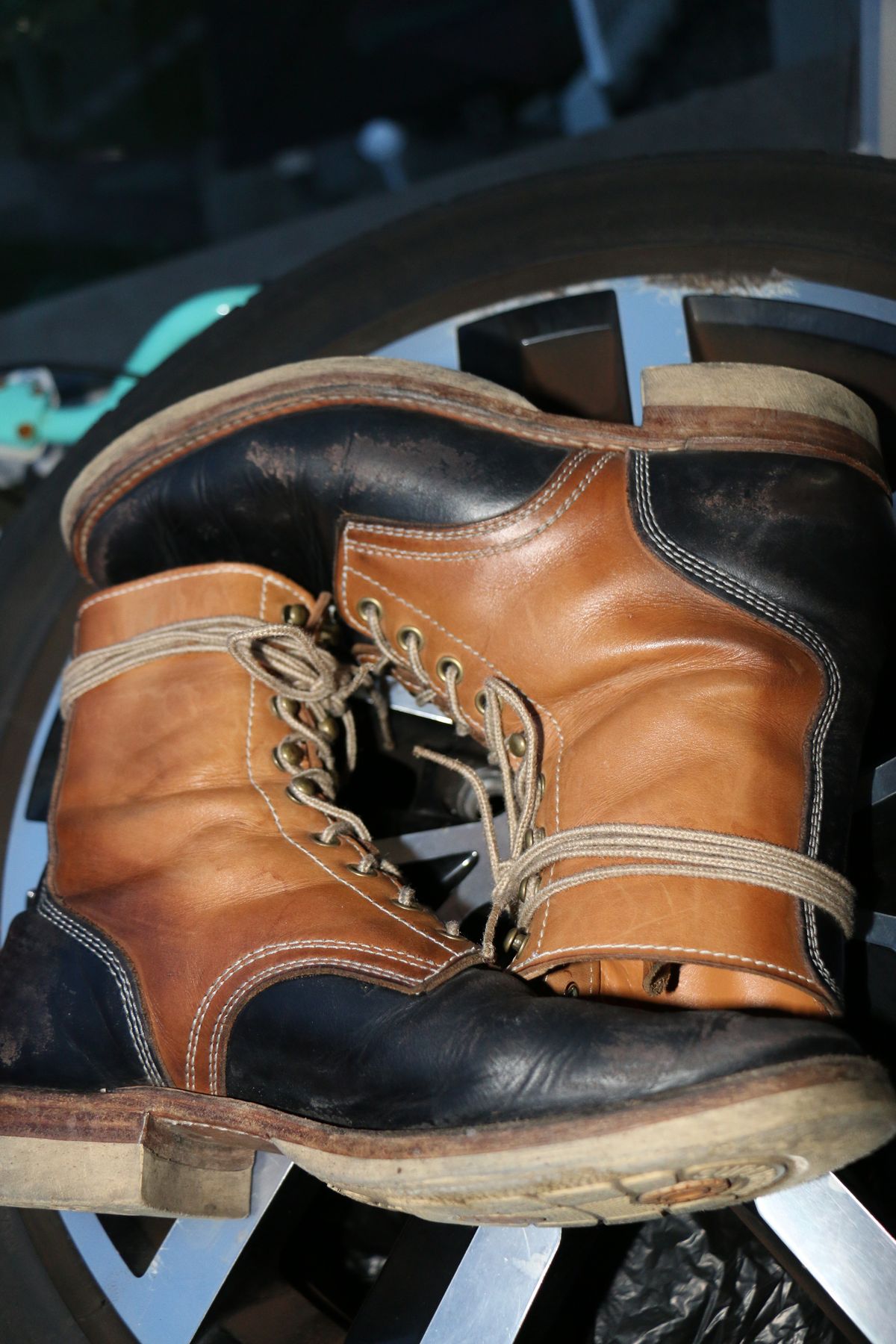 Photo by Momo on February 18, 2026 of the Akito Boondockers in Horween Black Chromexcel & Unknown Natural Veg Tan.