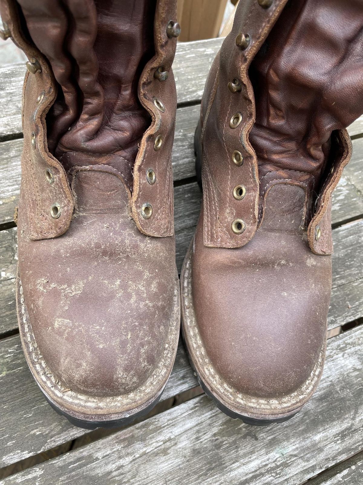 Photo by jbyer111 on April 30, 2023 of the Nicks Urban Logger in Horween Natural Waxed Flesh.