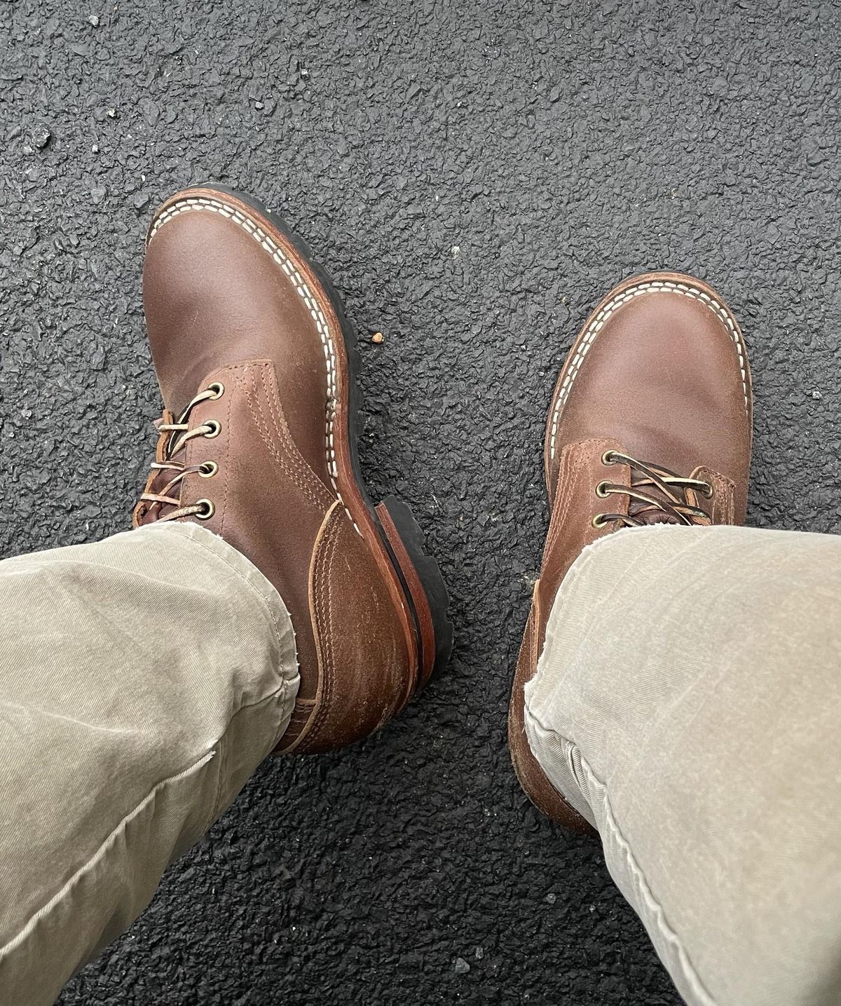 Photo by jbyer111 on January 16, 2023 of the Nicks Urban Logger in Horween Natural Waxed Flesh.