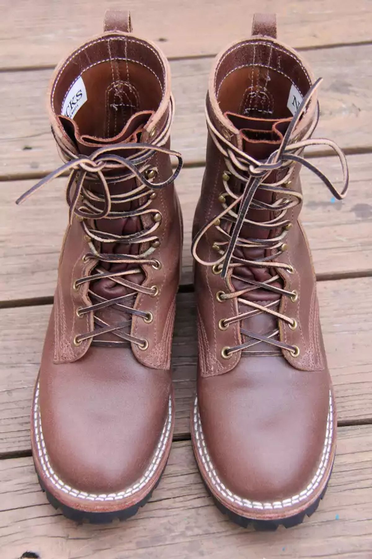 Photo by jbyer111 on January 16, 2022 of the Nicks Urban Logger in Horween Natural Waxed Flesh.