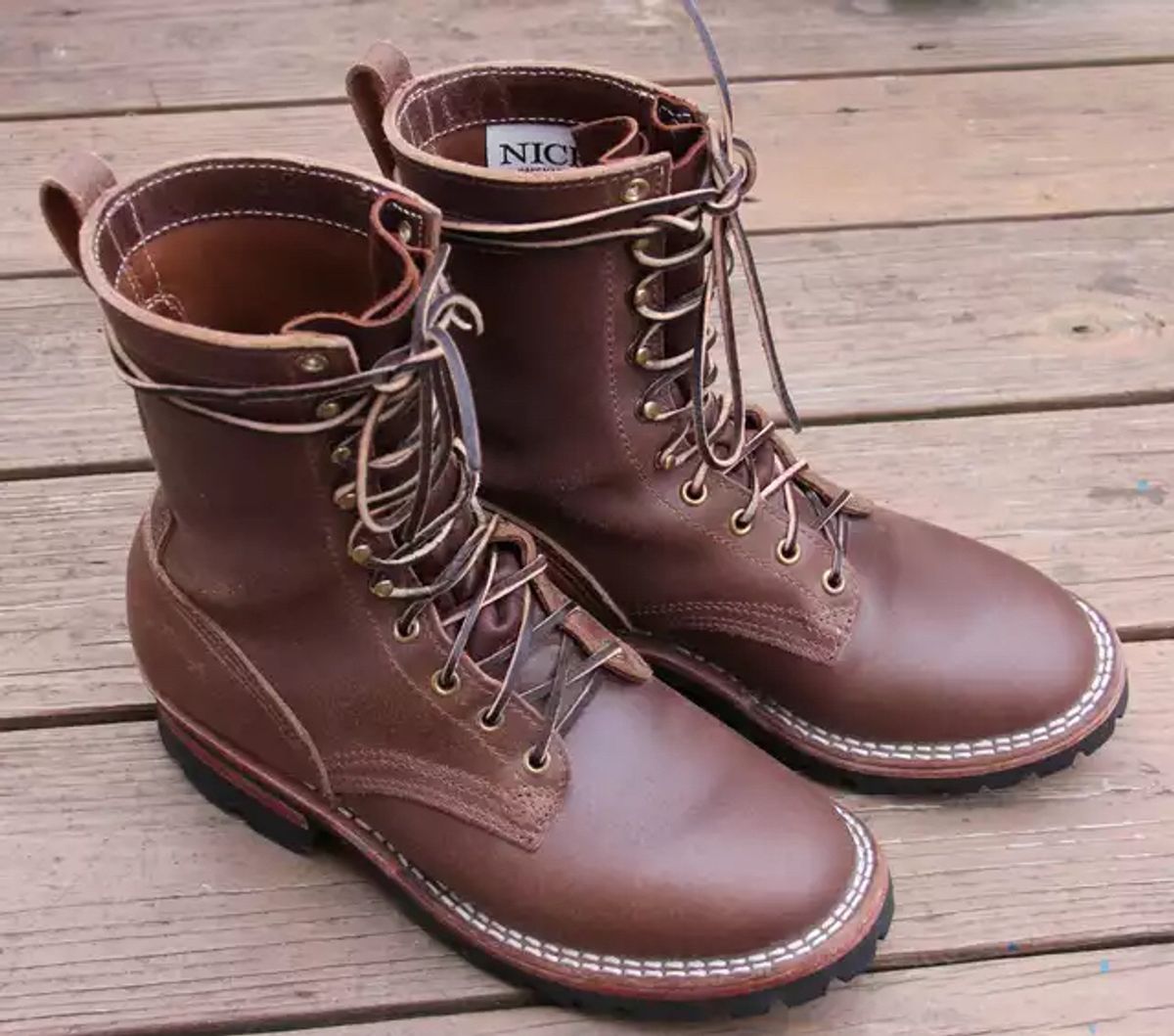 Photo by jbyer111 on January 16, 2022 of the Nicks Urban Logger in Horween Natural Waxed Flesh.