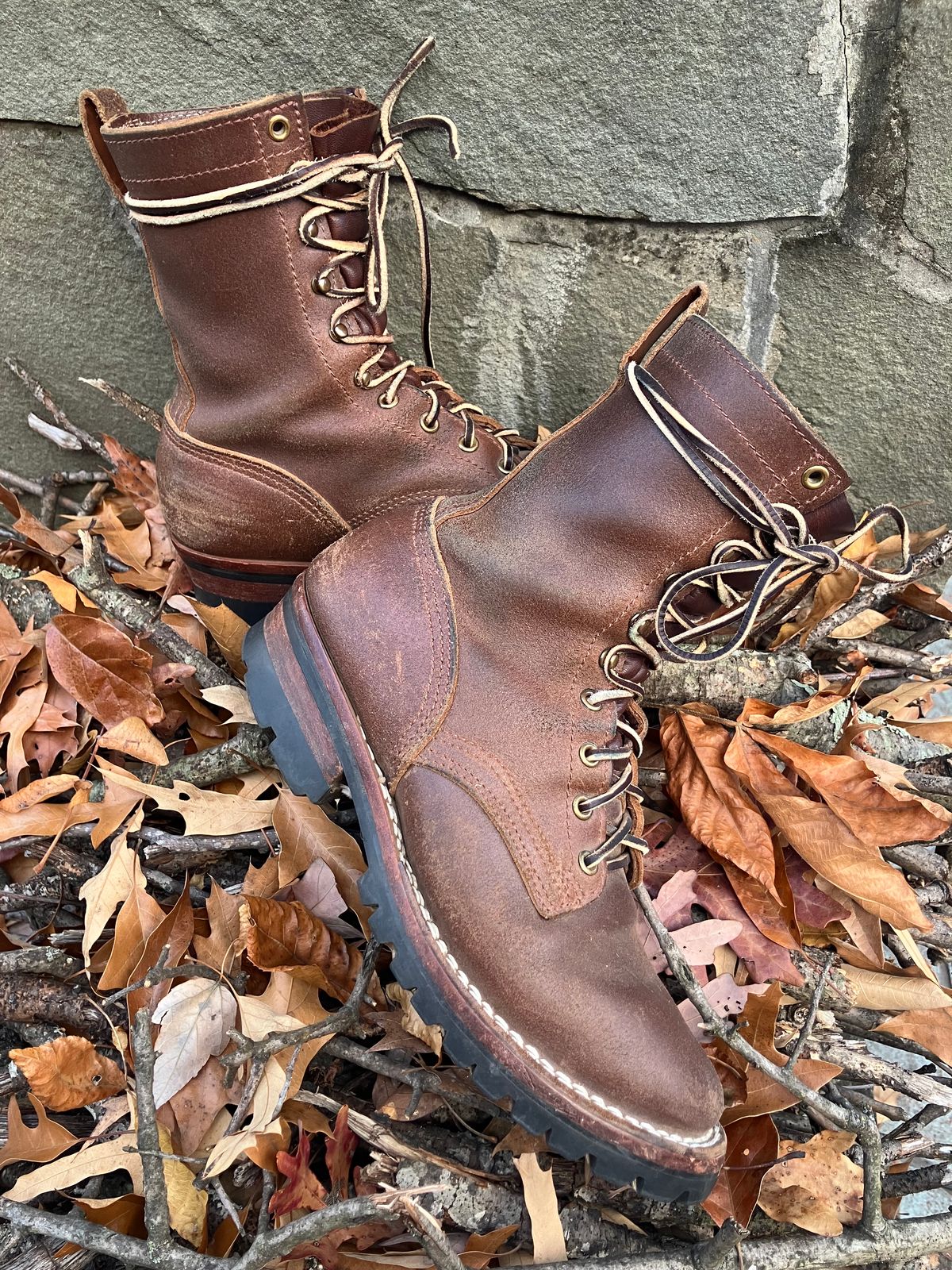 Photo by jbyer111 on November 16, 2024 of the Nicks Urban Logger in Horween Natural Waxed Flesh.