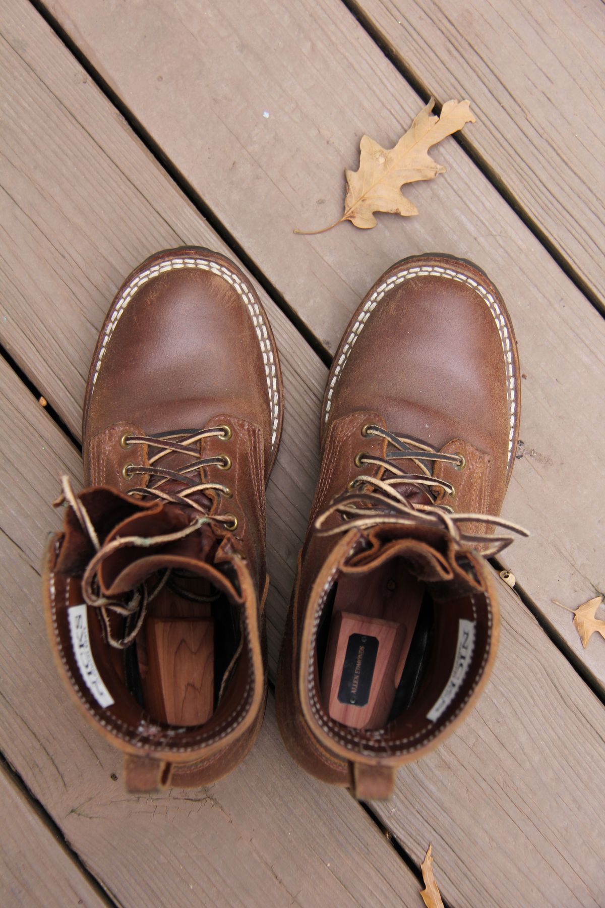 Photo by jbyer111 on October 1, 2025 of the Nicks Urban Logger in Horween Natural Waxed Flesh.