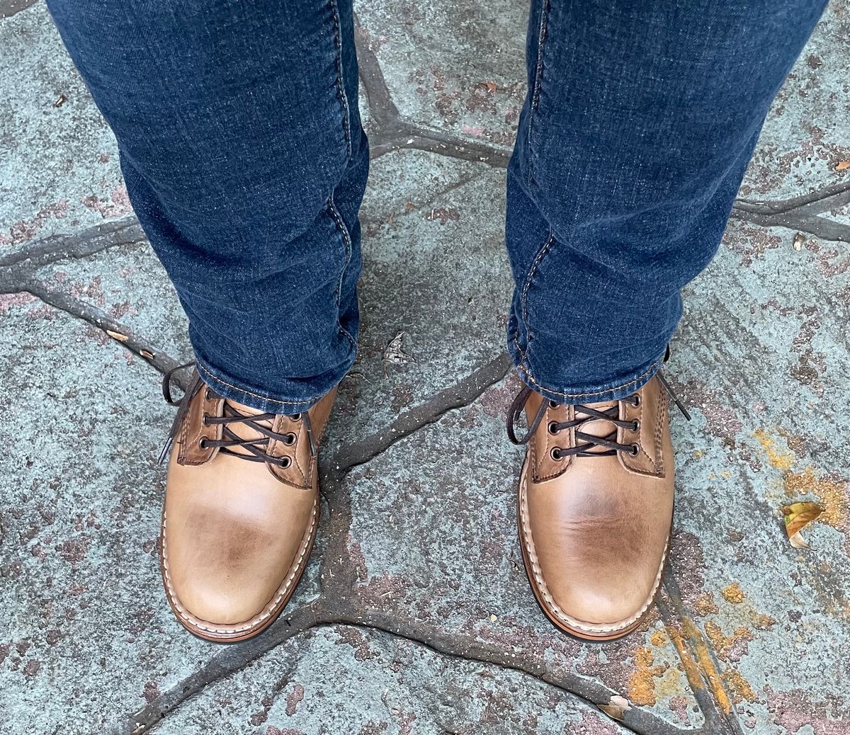 Photo by jbyer111 on November 12, 2022 of the White's Bounty Hunter in Horween Natural Chromexcel.