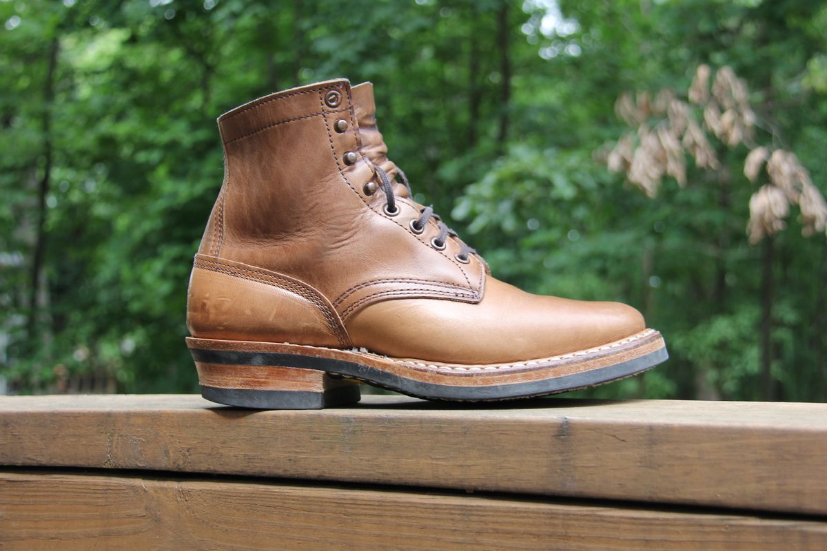 Photo by jbyer111 on June 6, 2023 of the White's Bounty Hunter in Horween Natural Chromexcel.