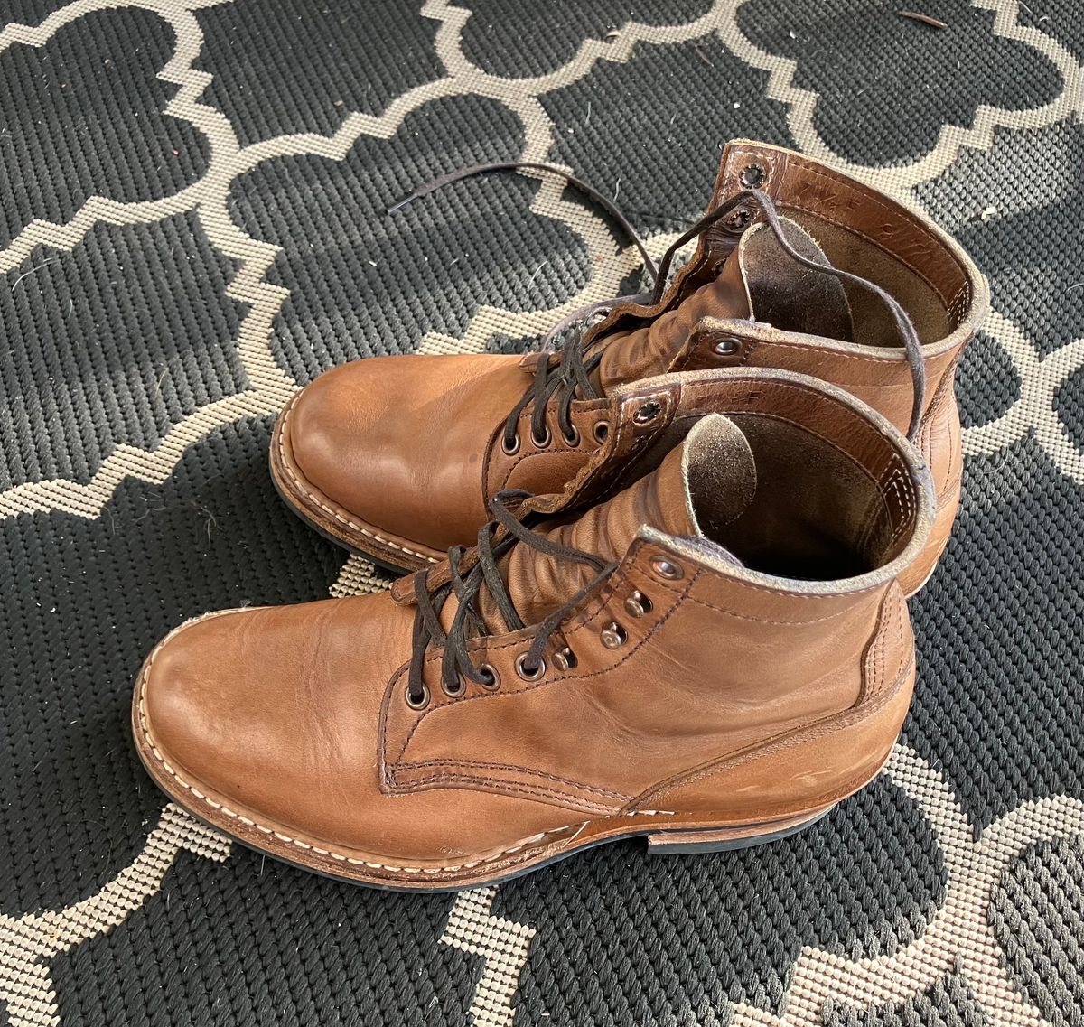 Photo by jbyer111 on October 5, 2023 of the White's Bounty Hunter in Horween Natural Chromexcel.
