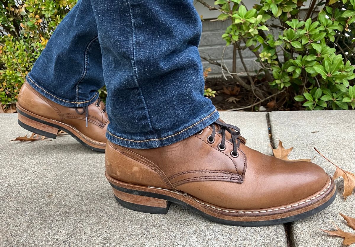 Photo by jbyer111 on November 7, 2023 of the White's Bounty Hunter in Horween Natural Chromexcel.