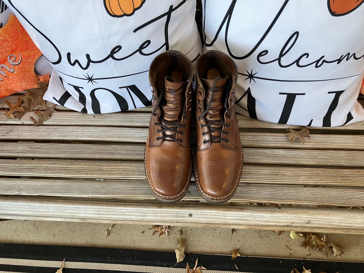 Photo by jbyer111 on October 16, 2024 of the White's Bounty Hunter in Horween Natural Chromexcel.