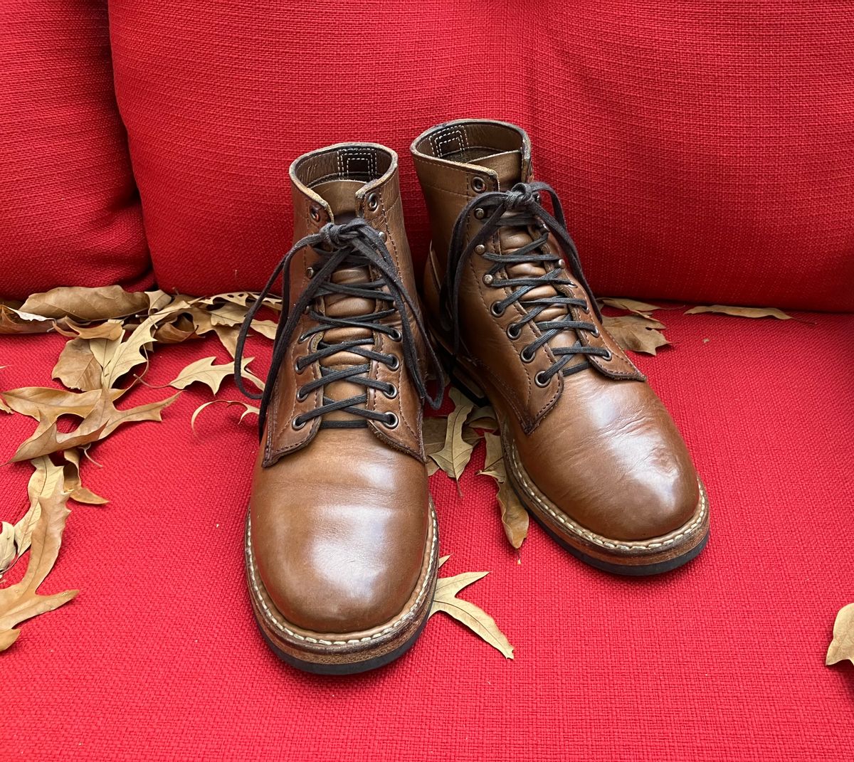 Photo by jbyer111 on November 6, 2024 of the White's Bounty Hunter in Horween Natural Chromexcel.