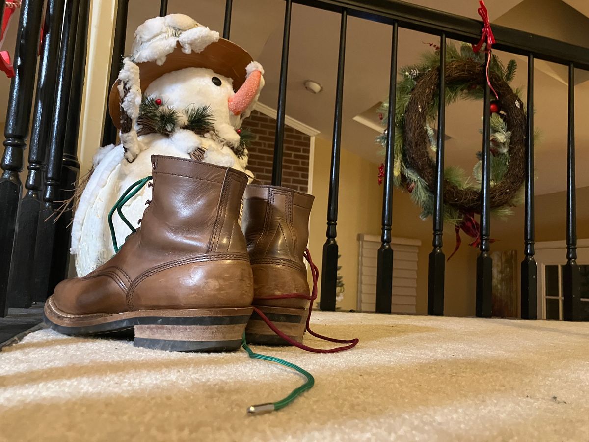 Photo by jbyer111 on December 30, 2024 of the White's Bounty Hunter in Horween Natural Chromexcel.