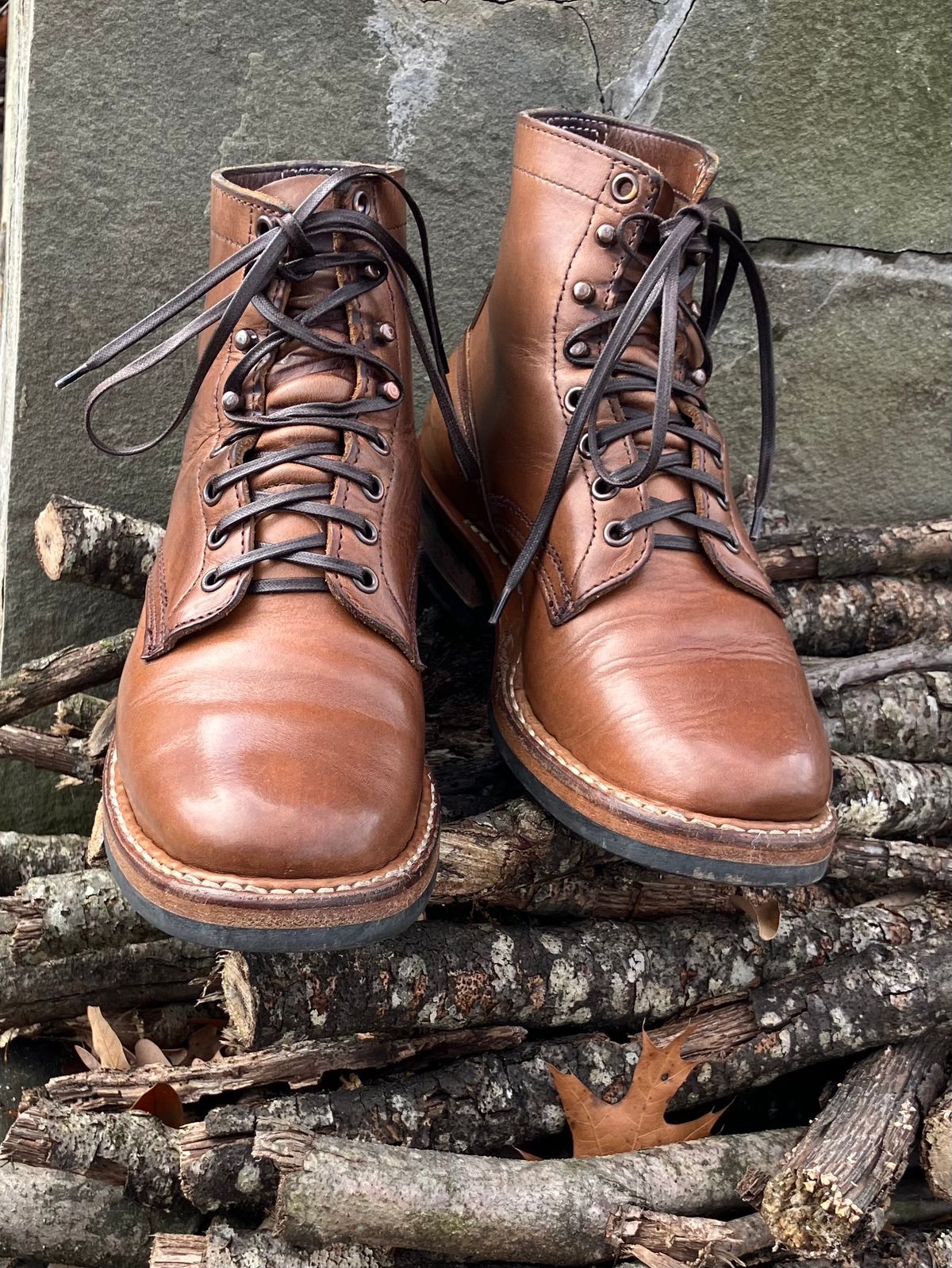 Photo by jbyer111 on March 6, 2025 of the White's Bounty Hunter in Horween Natural Chromexcel.
