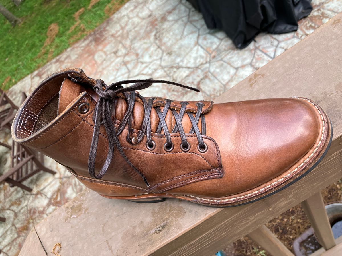 Photo by jbyer111 on April 30, 2025 of the White's Bounty Hunter in Horween Natural Chromexcel.