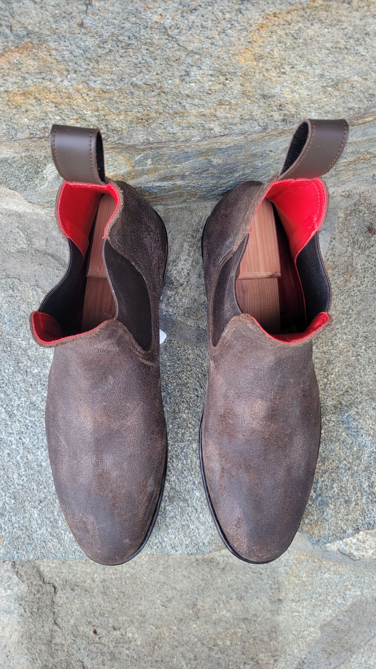 Photo by Dodgers78 on October 1, 2023 of the Benzein The Seventh Chelsea Boot in Indonesian Dark Brown Waxed Flesh.