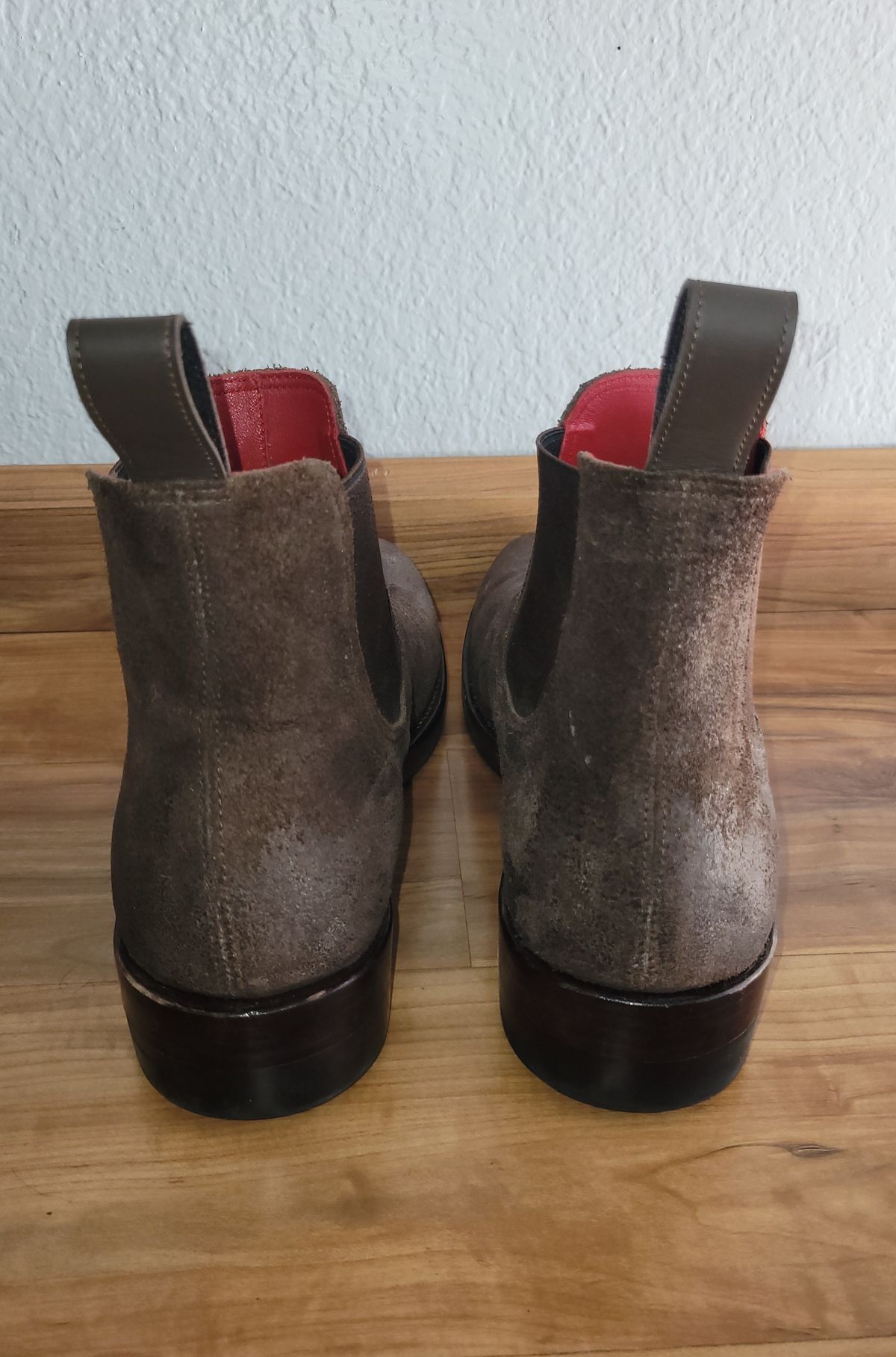 Photo by Dodgers78 on November 5, 2023 of the Benzein The Seventh Chelsea Boot in Indonesian Dark Brown Waxed Flesh.