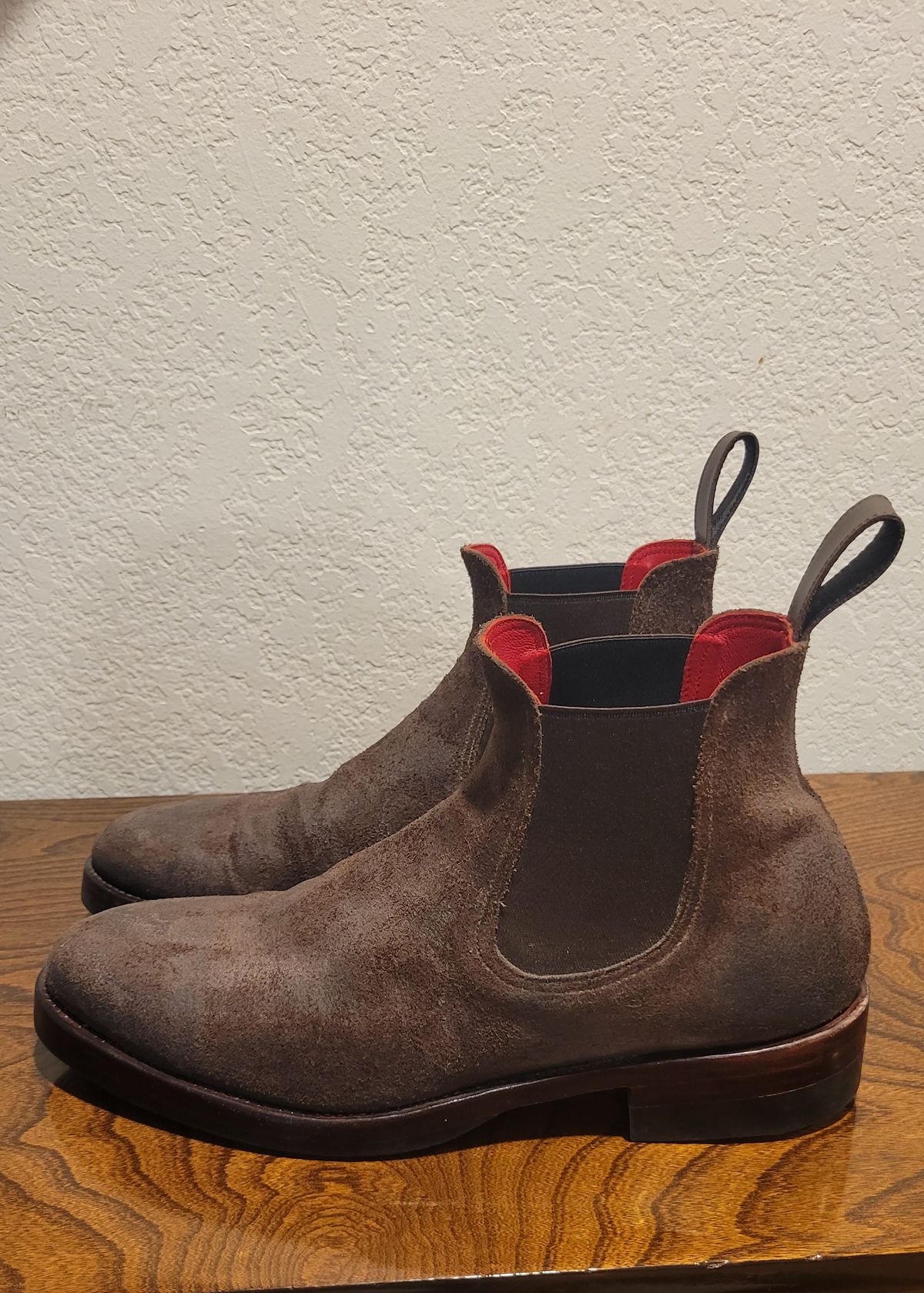 Photo by Dodgers78 on January 4, 2024 of the Benzein The Seventh Chelsea Boot in Indonesian Dark Brown Waxed Flesh.