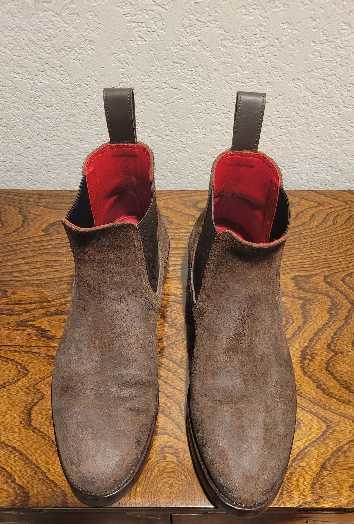 Photo by Dodgers78 on January 4, 2024 of the Benzein The Seventh Chelsea Boot in Indonesian Dark Brown Waxed Flesh.