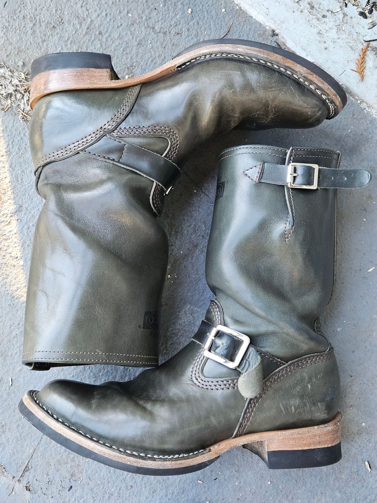 Photo by aDogNamedMerle on December 1, 2024 of the Wesco Mister Lou in Maryam Petrolio Waxed Black Horsehide.