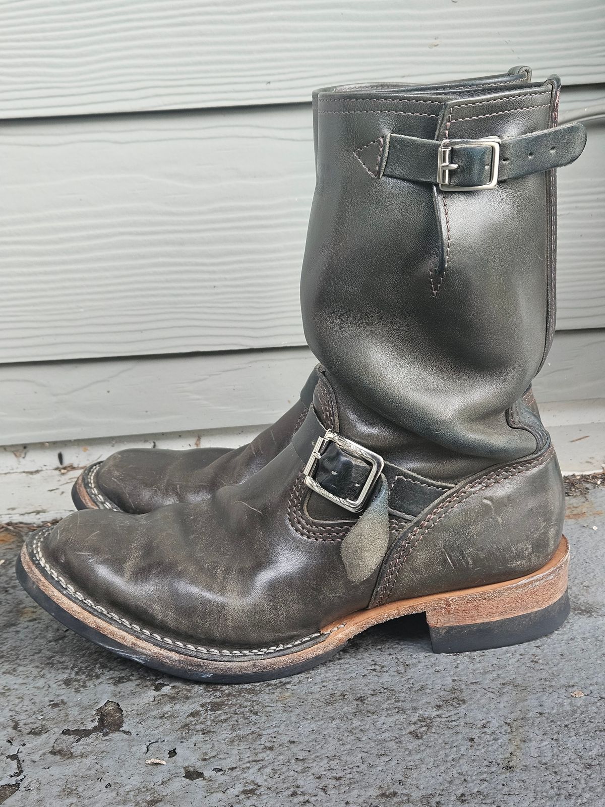 Photo by aDogNamedMerle on January 5, 2025 of the Wesco Mister Lou in Maryam Petrolio Waxed Black Horsehide.