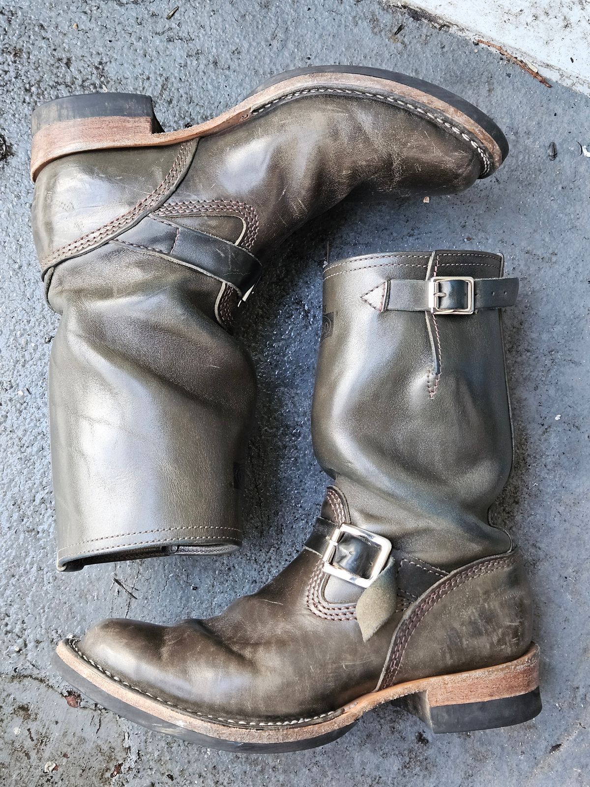 Photo by aDogNamedMerle on February 6, 2025 of the Wesco Mister Lou in Maryam Petrolio Waxed Black Horsehide.