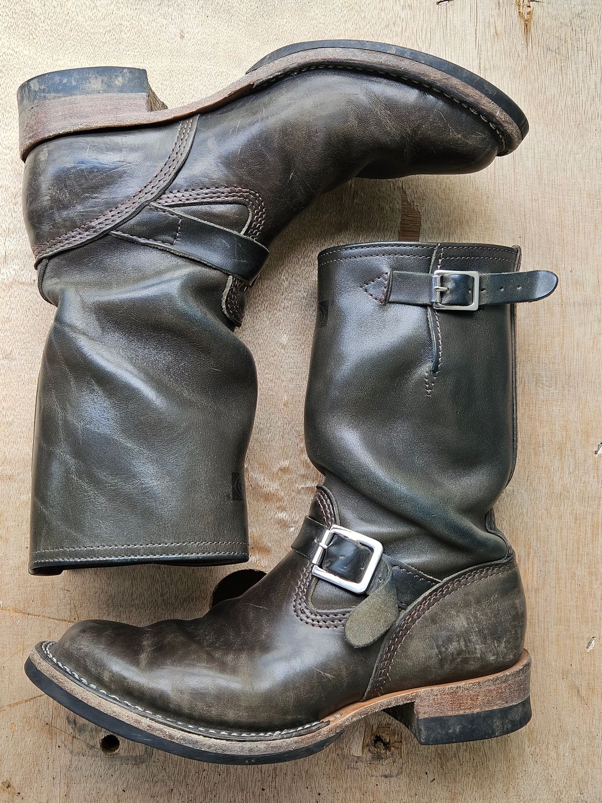 Photo by aDogNamedMerle on April 2, 2025 of the Wesco Mister Lou in Maryam Petrolio Waxed Black Horsehide.