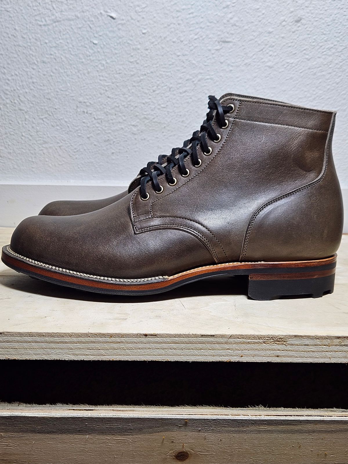 Photo by aDogNamedMerle on October 2, 2023 of the Viberg Service Boot in C.F. Stead Classic Grey Oiled Culatta.