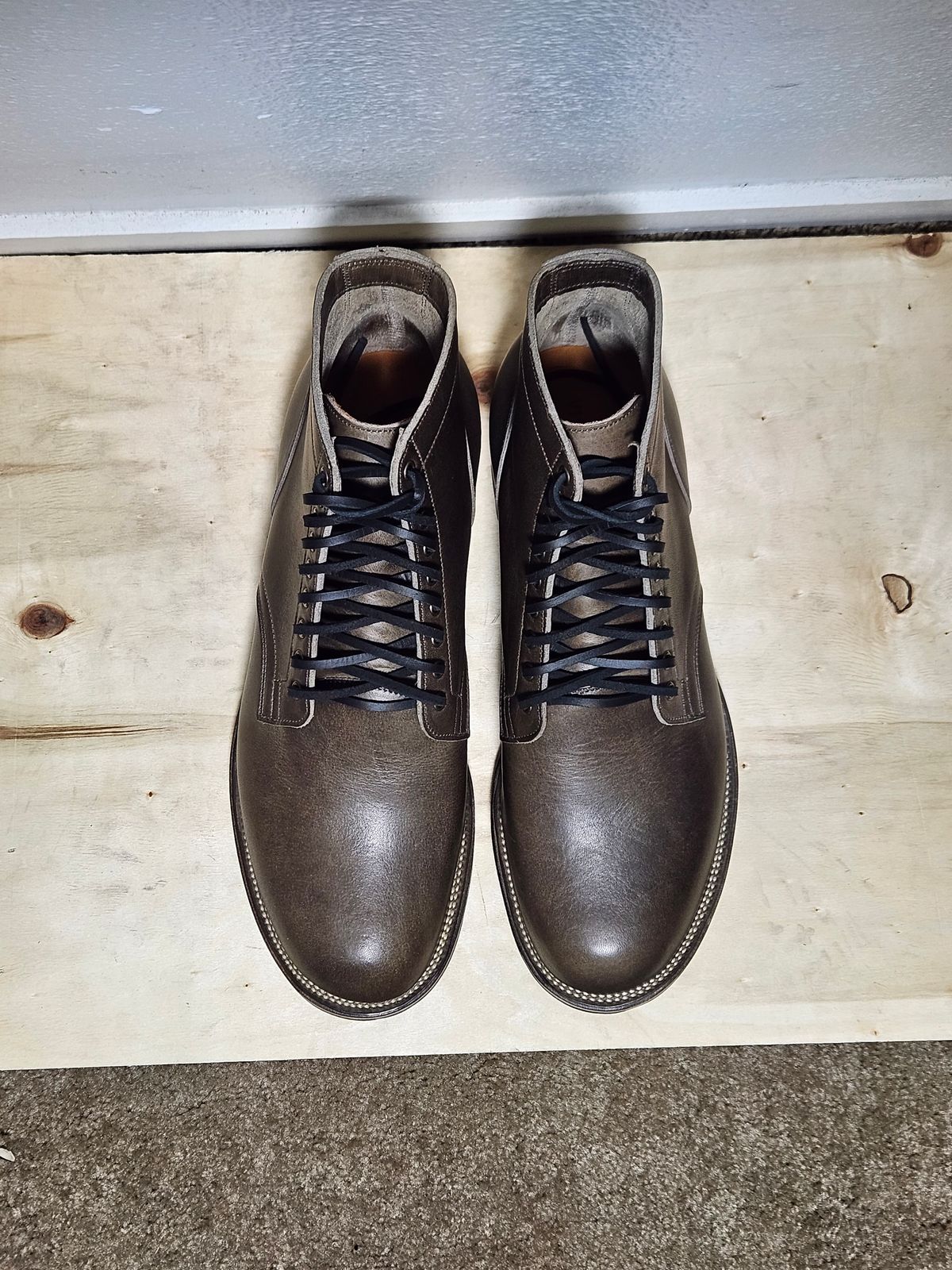 Photo by aDogNamedMerle on October 2, 2023 of the Viberg Service Boot in C.F. Stead Classic Grey Oiled Culatta.