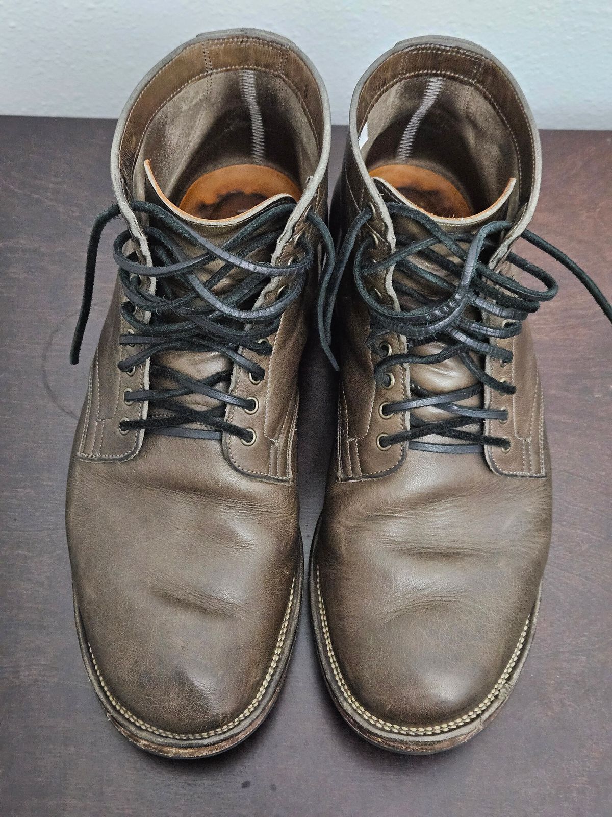 Photo by aDogNamedMerle on January 4, 2024 of the Viberg Service Boot in C.F. Stead Classic Grey Oiled Culatta.