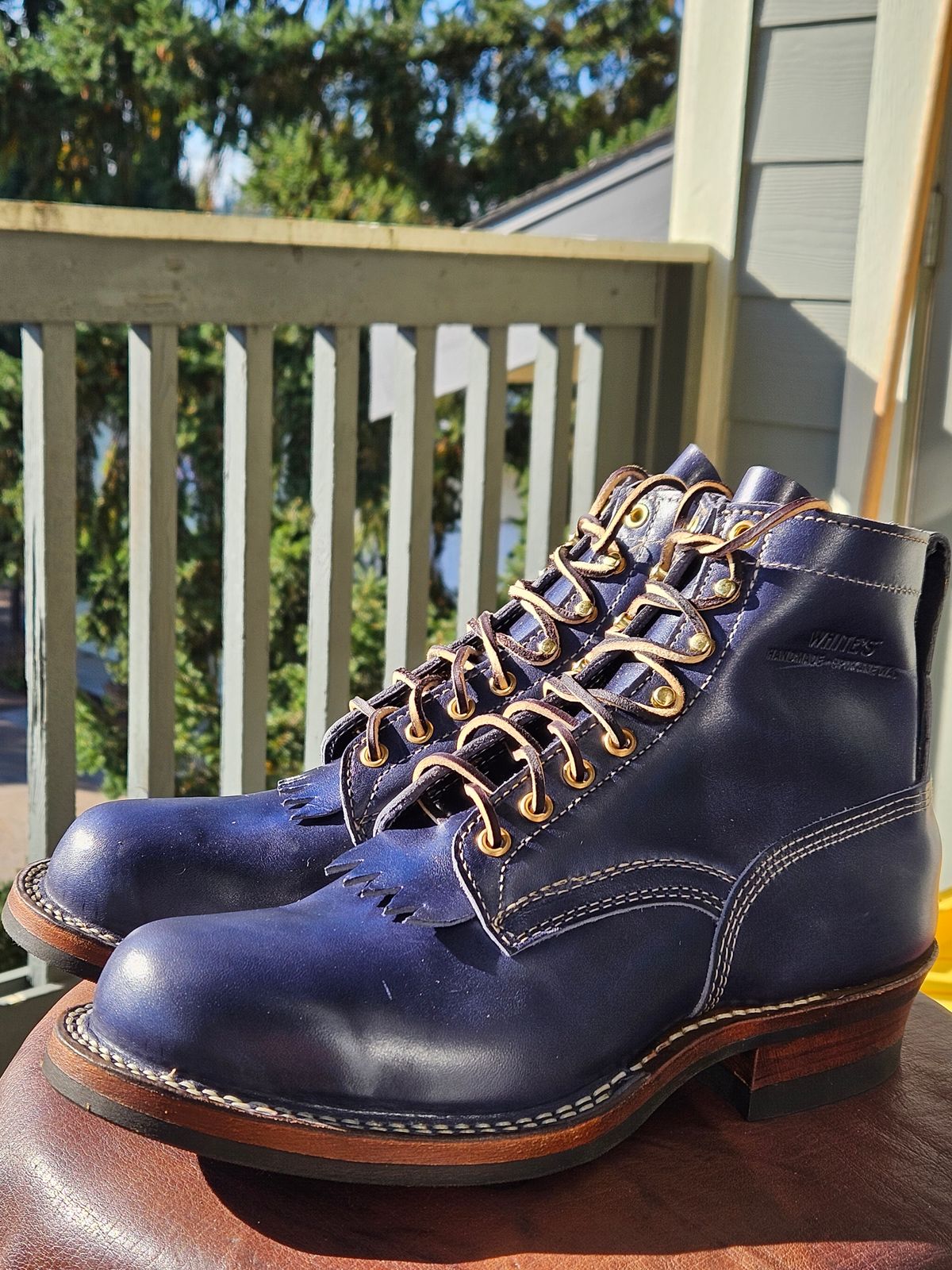 Photo by aDogNamedMerle on November 1, 2023 of the White's Stitchdown Cruiser in Maryam Navy Horsehide.