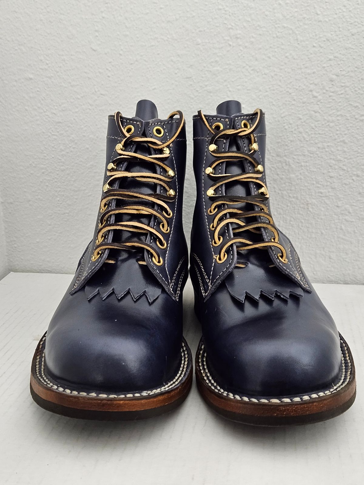 Photo by aDogNamedMerle on November 1, 2023 of the White's Stitchdown Cruiser in Maryam Navy Horsehide.
