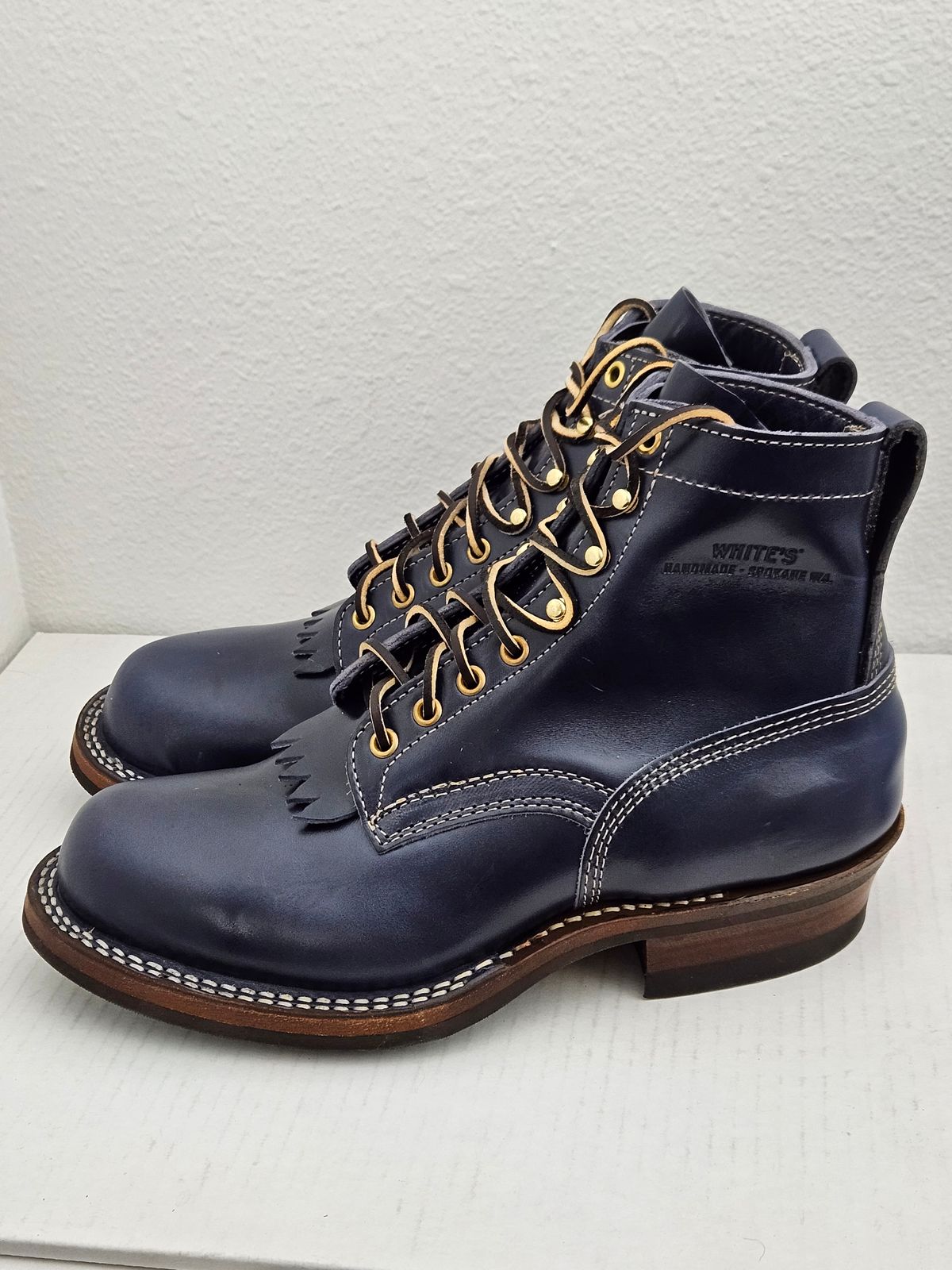 Photo by aDogNamedMerle on November 1, 2023 of the White's Stitchdown Cruiser in Maryam Navy Horsehide.