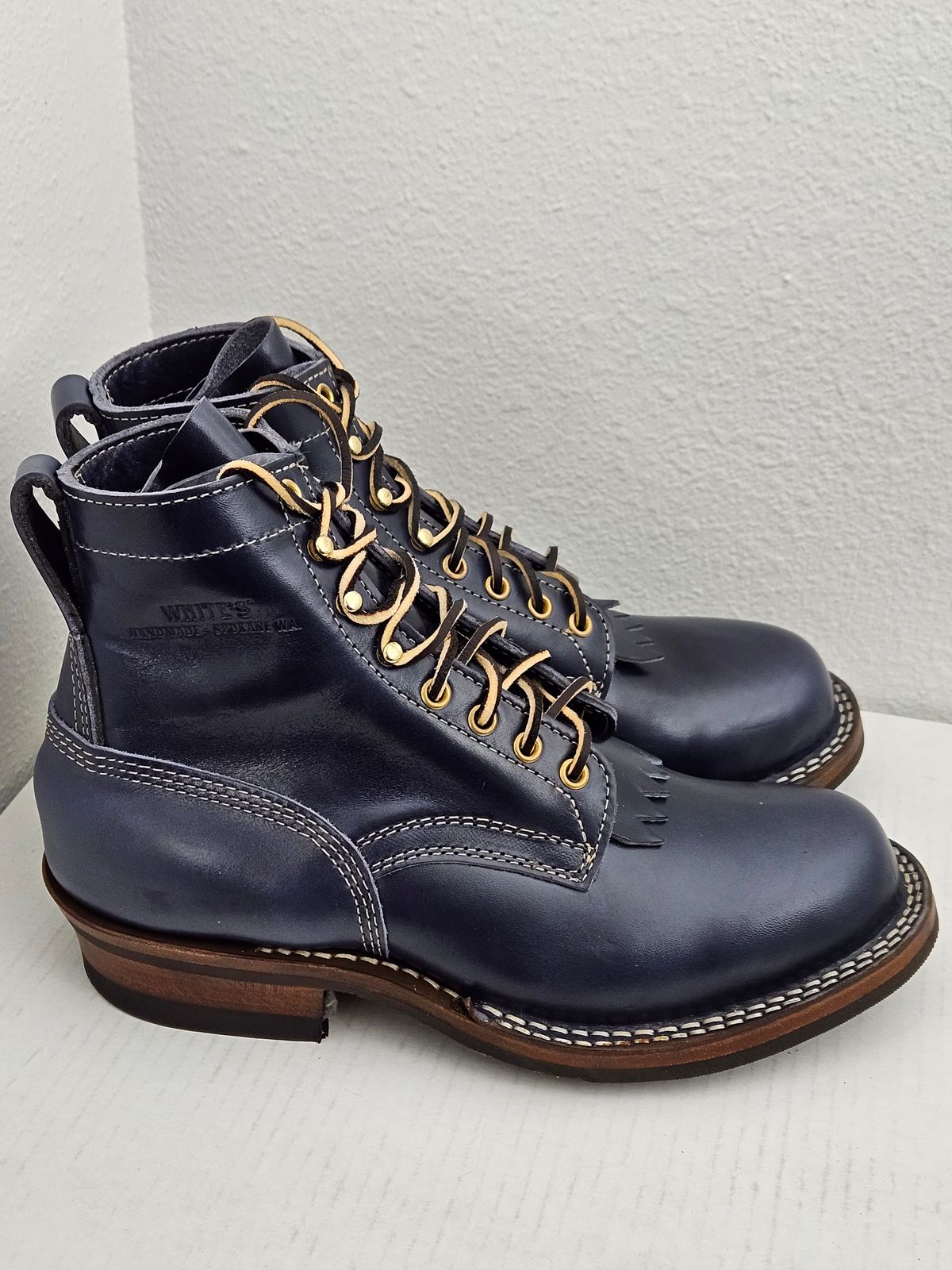 Photo by aDogNamedMerle on November 1, 2023 of the White's Stitchdown Cruiser in Maryam Navy Horsehide.