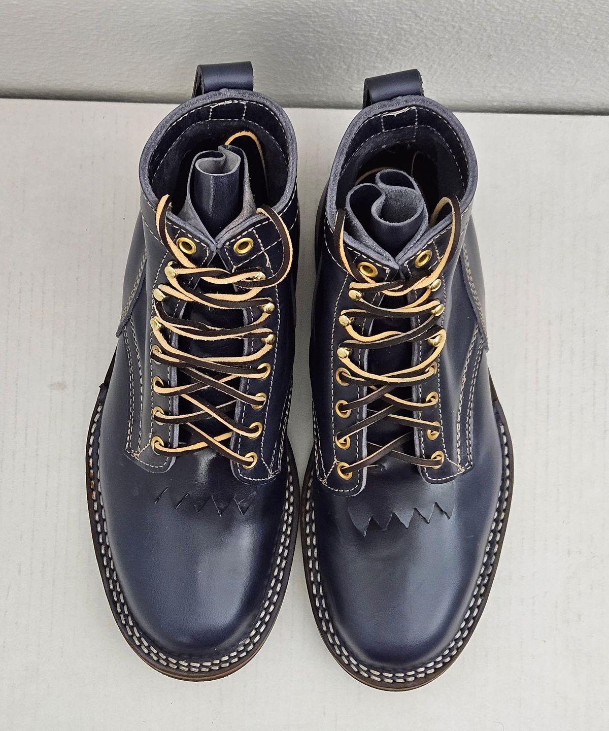 Photo by aDogNamedMerle on November 1, 2023 of the White's Stitchdown Cruiser in Maryam Navy Horsehide.
