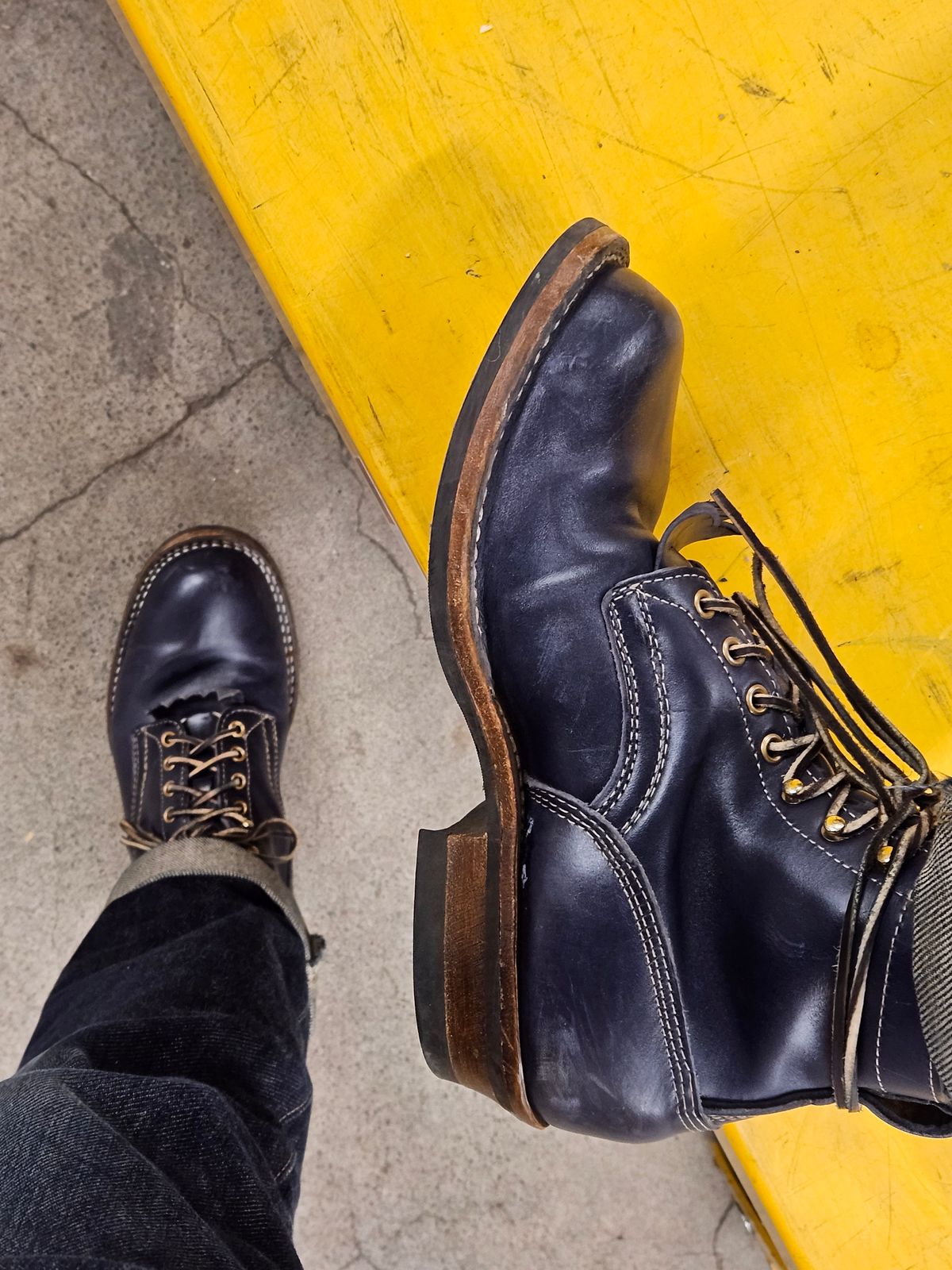 Photo by aDogNamedMerle on November 21, 2023 of the White's Stitchdown Cruiser in Maryam Navy Horsehide.