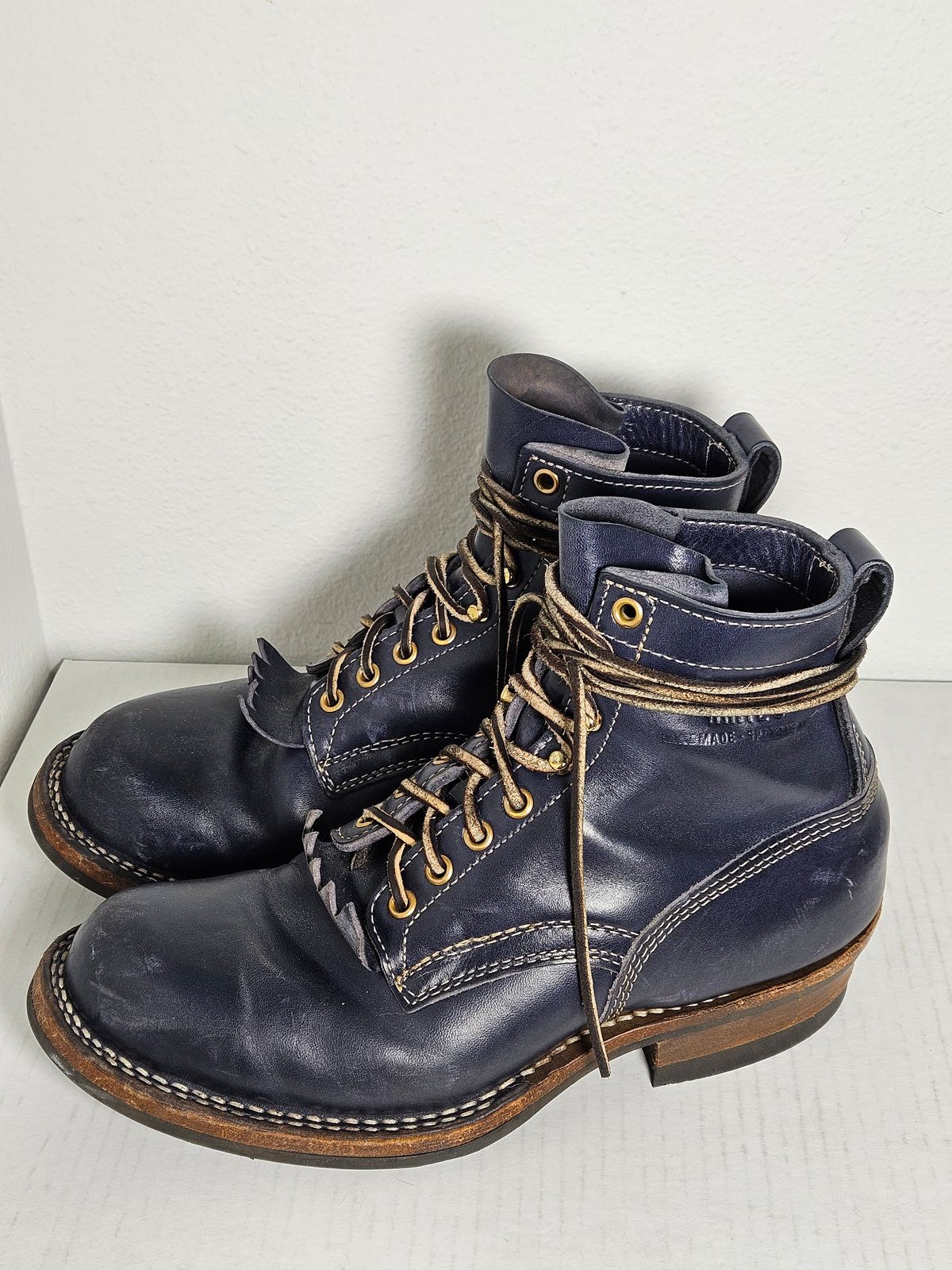 Photo by aDogNamedMerle on December 5, 2023 of the White's Stitchdown Cruiser in Maryam Navy Horsehide.