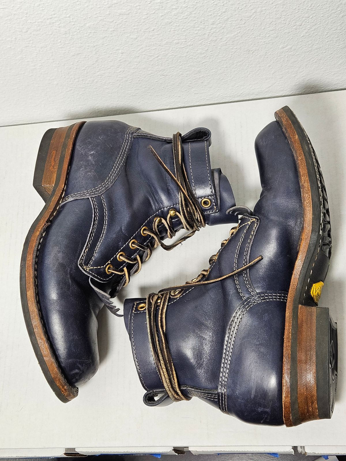 Photo by aDogNamedMerle on December 5, 2023 of the White's Stitchdown Cruiser in Maryam Navy Horsehide.
