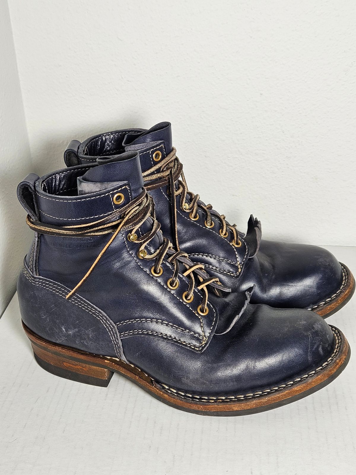 Photo by aDogNamedMerle on December 5, 2023 of the White's Stitchdown Cruiser in Maryam Navy Horsehide.