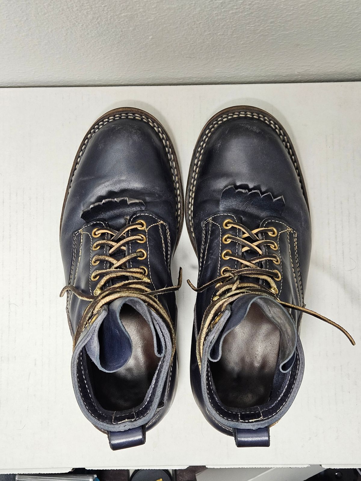 Photo by aDogNamedMerle on December 5, 2023 of the White's Stitchdown Cruiser in Maryam Navy Horsehide.