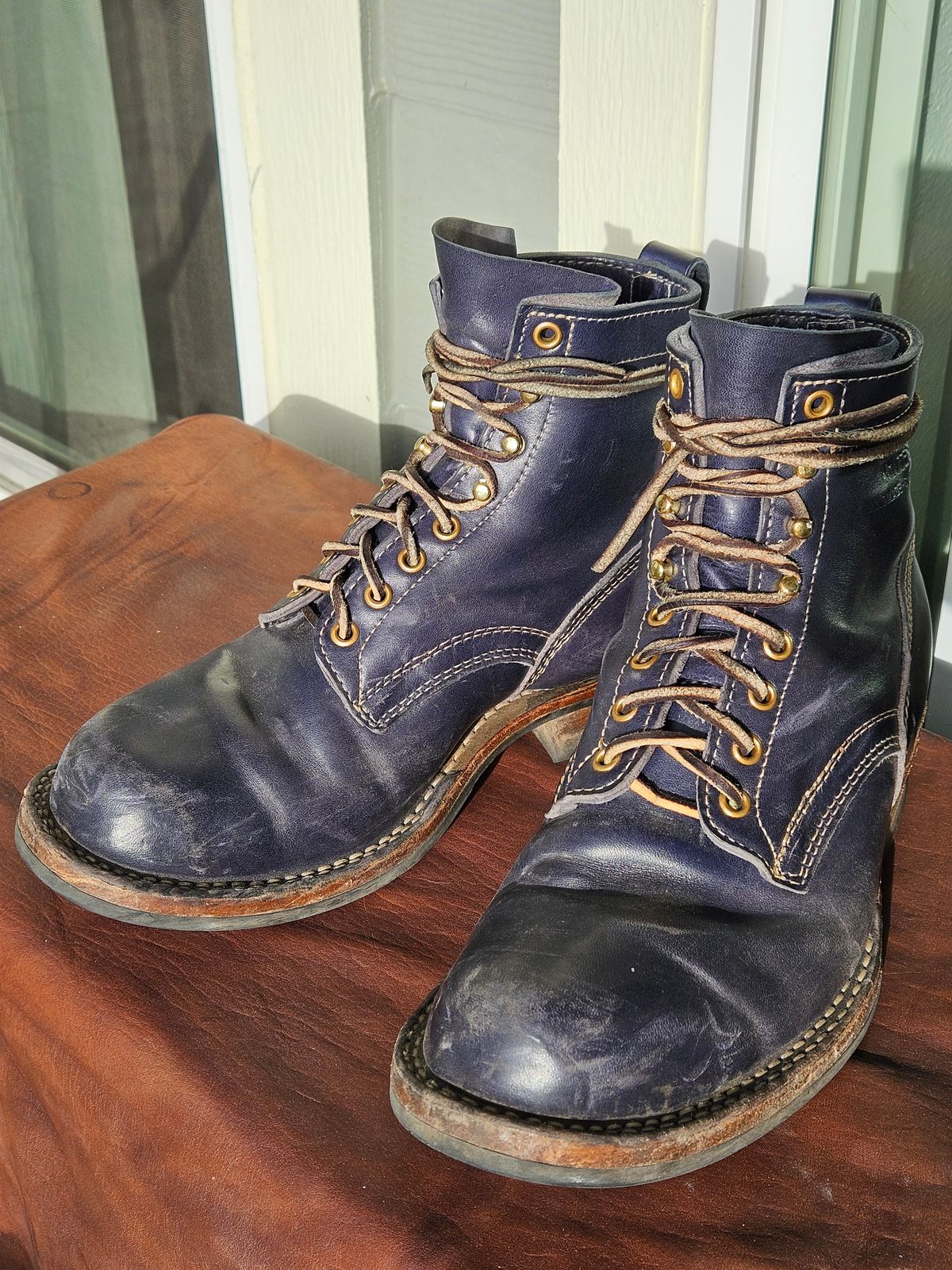 Photo by aDogNamedMerle on January 5, 2024 of the White's Stitchdown Cruiser in Maryam Navy Horsehide.