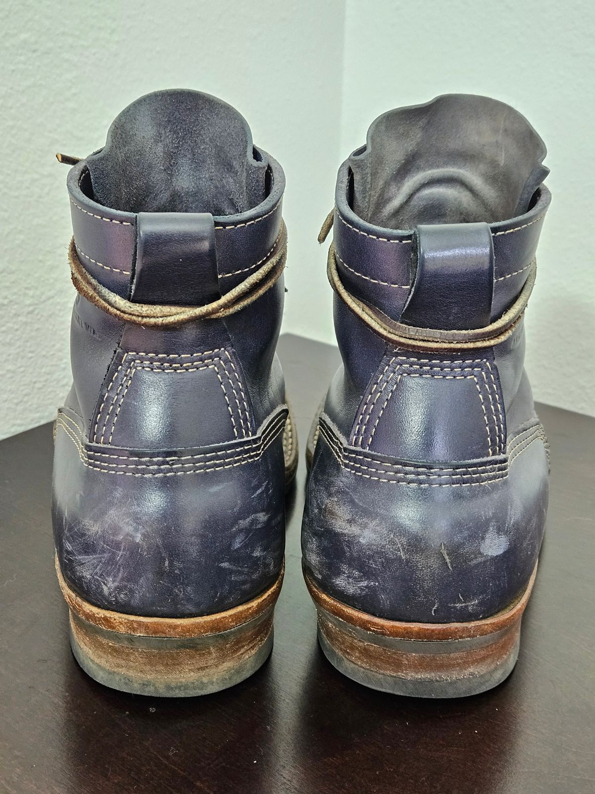 Photo by aDogNamedMerle on January 5, 2024 of the White's Stitchdown Cruiser in Maryam Navy Horsehide.