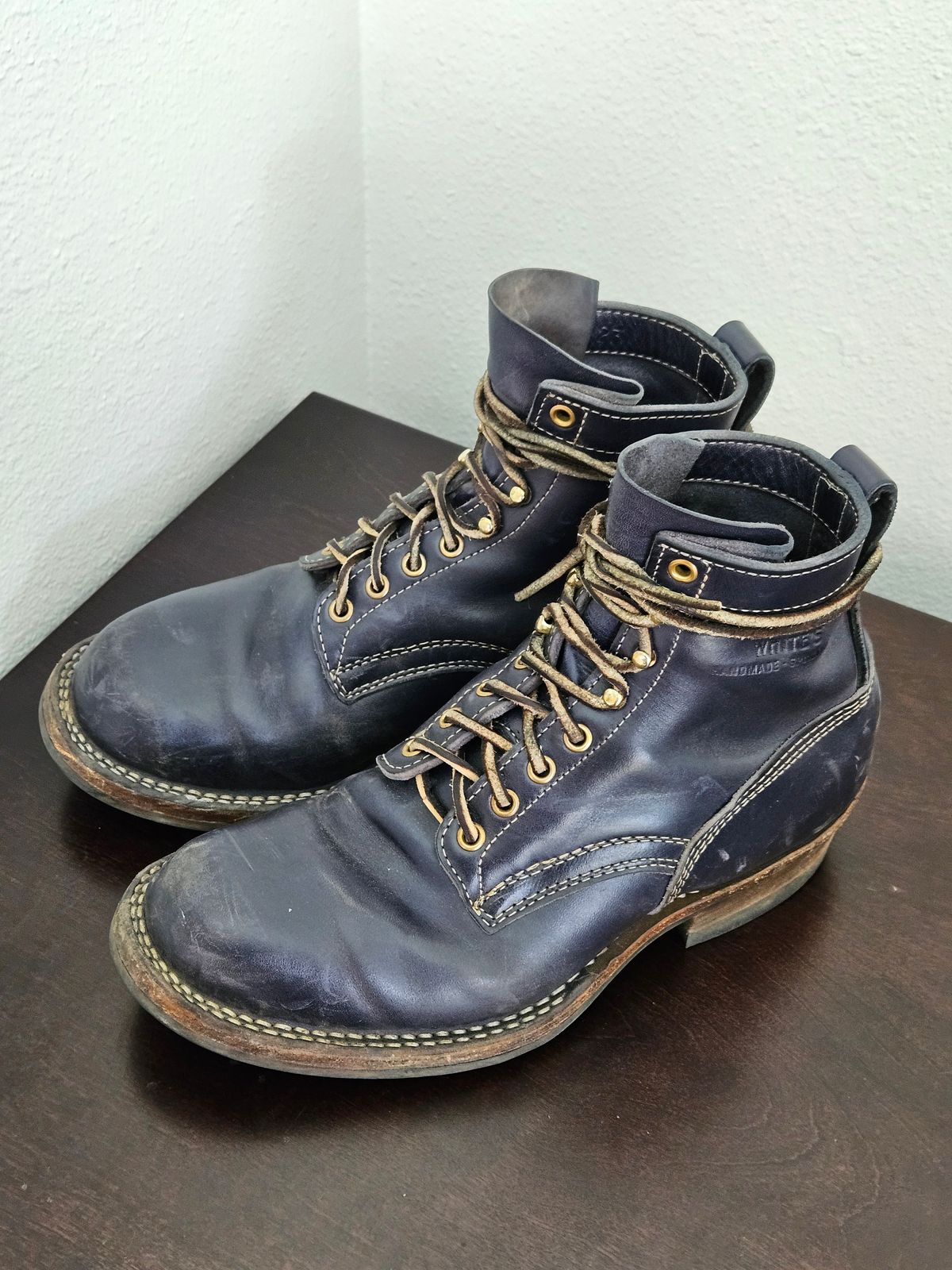 Photo by aDogNamedMerle on January 5, 2024 of the White's Stitchdown Cruiser in Maryam Navy Horsehide.