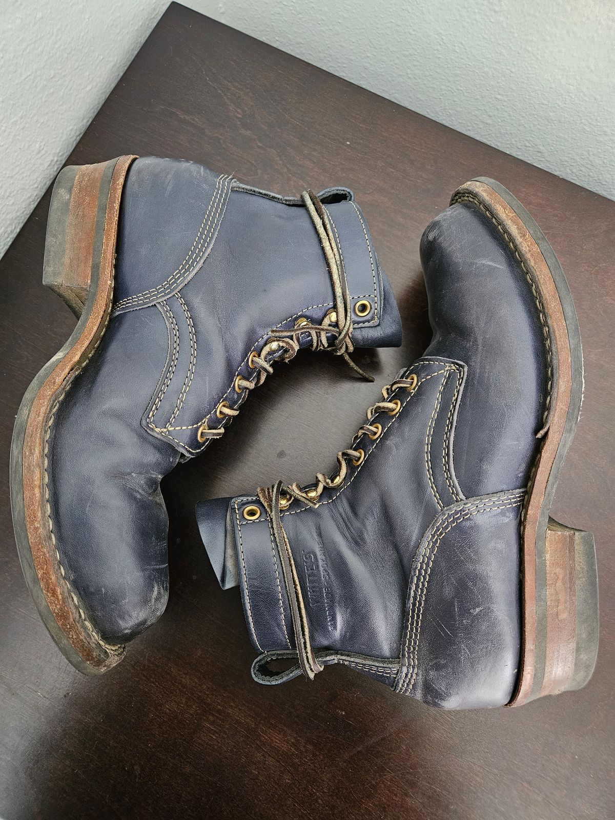 Photo by aDogNamedMerle on January 5, 2024 of the White's Stitchdown Cruiser in Maryam Navy Horsehide.