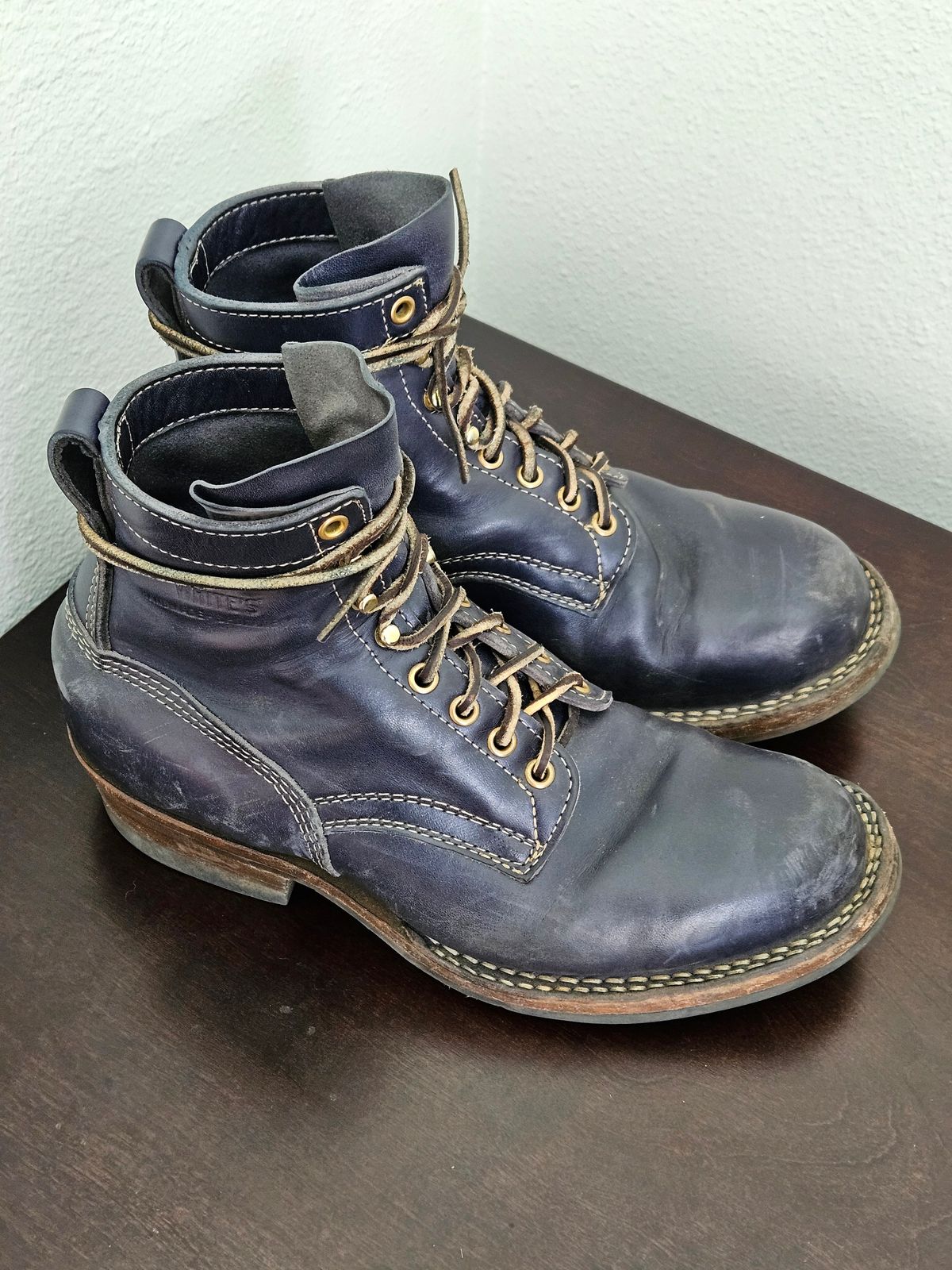 Photo by aDogNamedMerle on January 5, 2024 of the White's Stitchdown Cruiser in Maryam Navy Horsehide.