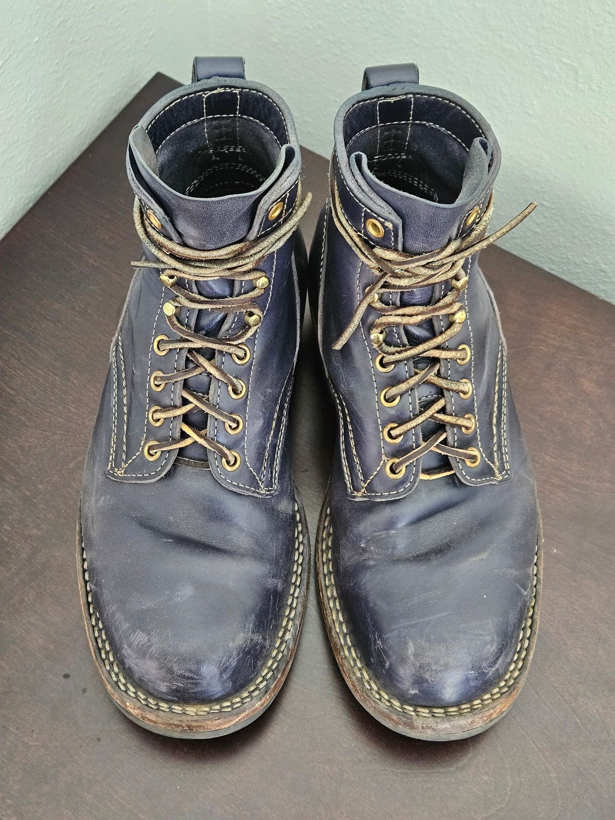 Photo by aDogNamedMerle on January 5, 2024 of the White's Stitchdown Cruiser in Maryam Navy Horsehide.