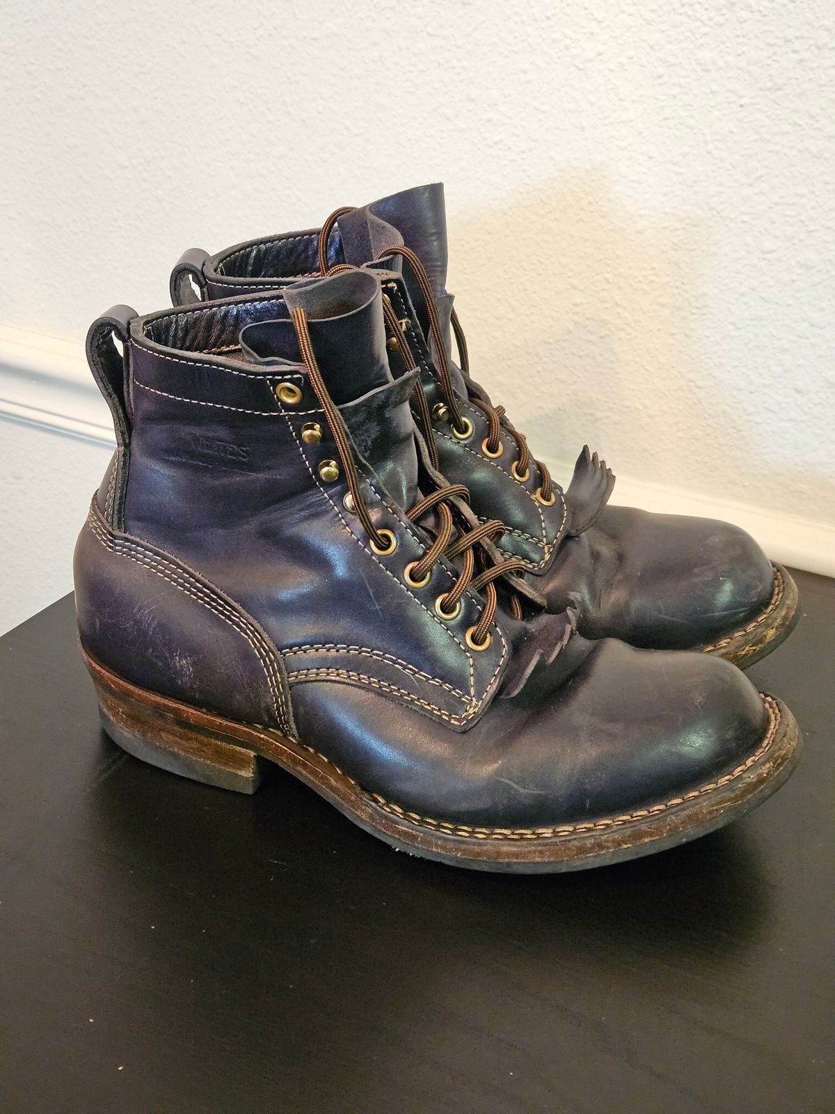 Photo by aDogNamedMerle on February 6, 2024 of the White's Stitchdown Cruiser in Maryam Navy Horsehide.