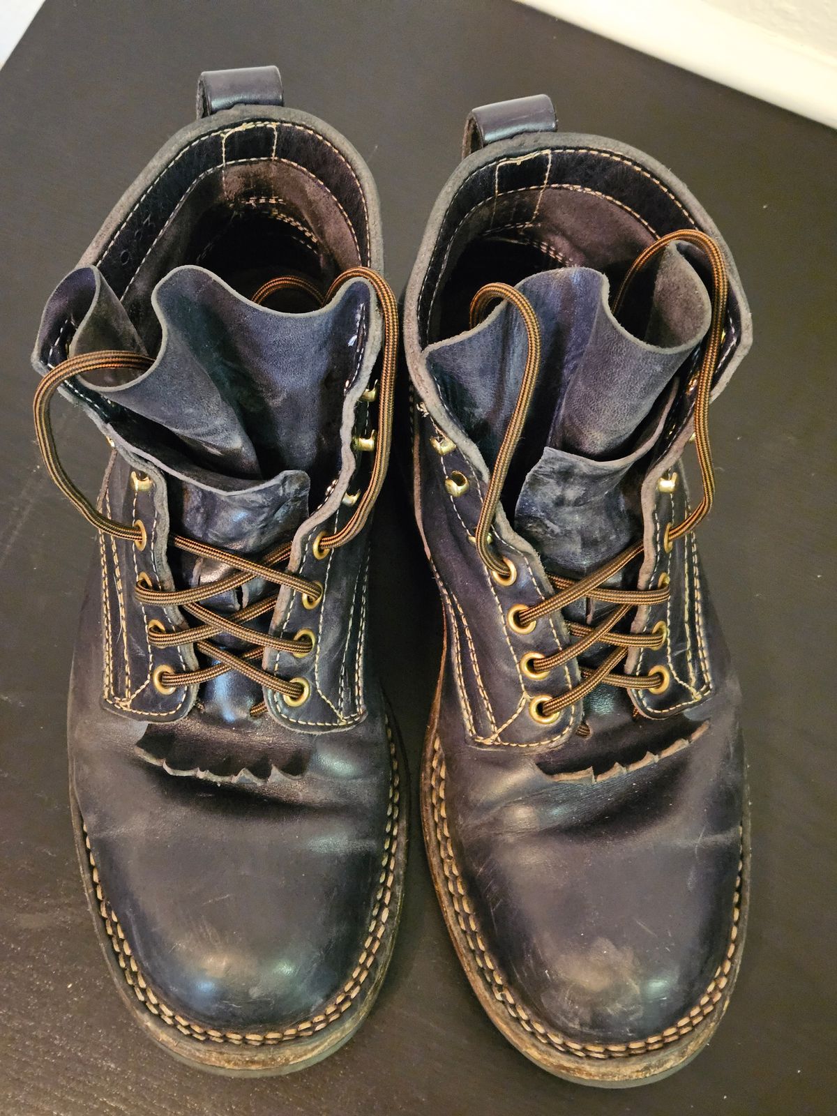 Photo by aDogNamedMerle on February 6, 2024 of the White's Stitchdown Cruiser in Maryam Navy Horsehide.